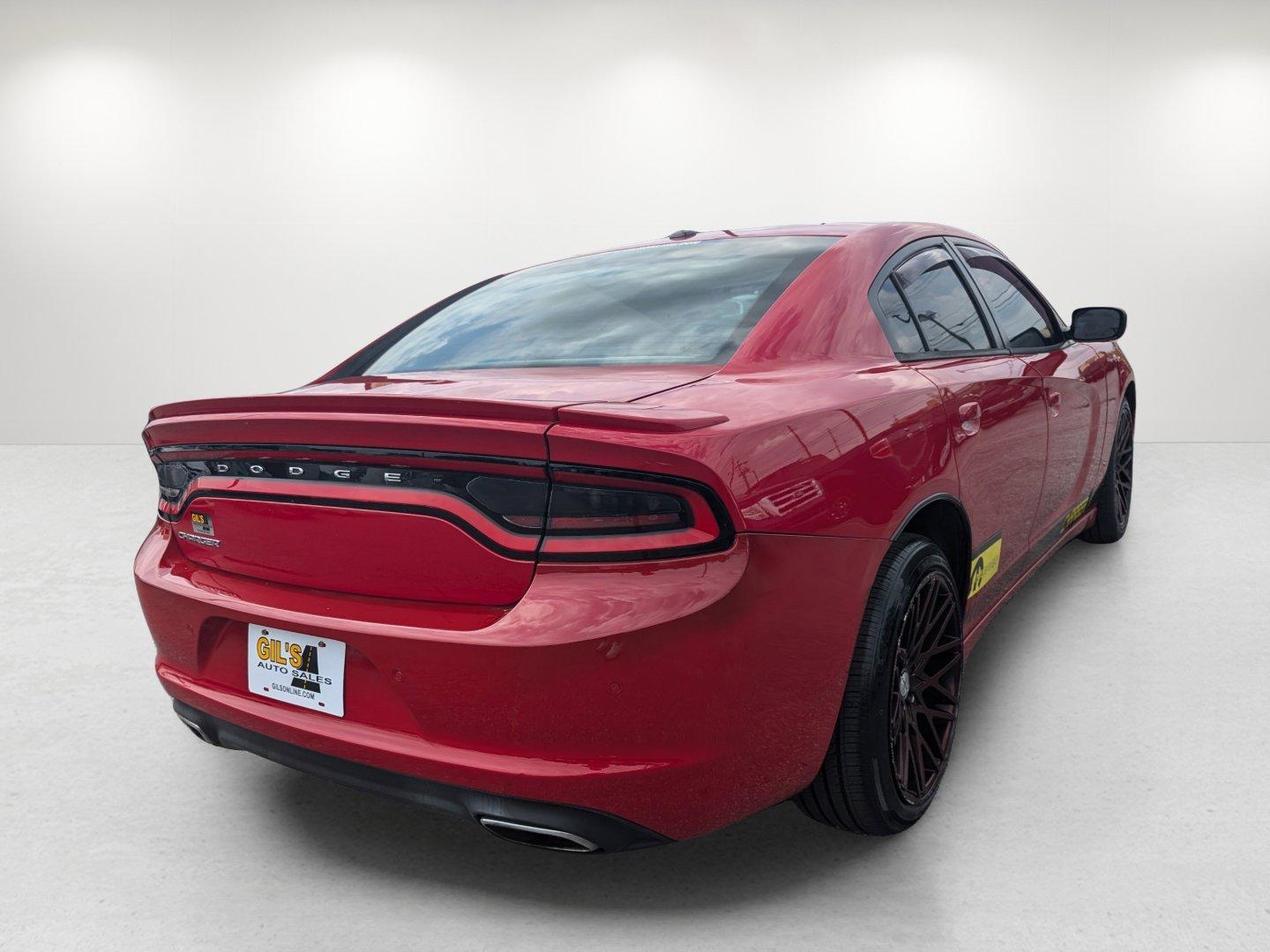 2015 /Black Dodge Charger SE (2C3CDXBGXFH) with an Regular Unleaded V-6 3.6 L/220 engine, 8-Speed Automatic w/OD transmission, located at 1430 Gateway Drive, Opelika, AL, 36801, (334) 239-0944, 32.637871, -85.409790 - 2015 Dodge Charger SE - Photo#4