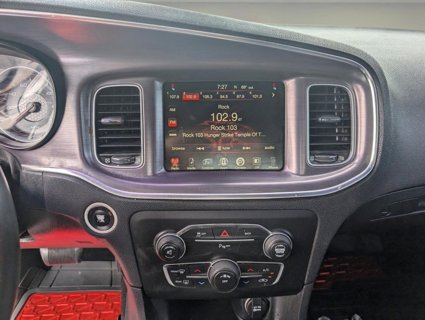 2015 /Black Dodge Charger SE (2C3CDXBGXFH) with an Regular Unleaded V-6 3.6 L/220 engine, 8-Speed Automatic w/OD transmission, located at 1430 Gateway Drive, Opelika, AL, 36801, (334) 239-0944, 32.637871, -85.409790 - 2015 Dodge Charger SE - Photo#14