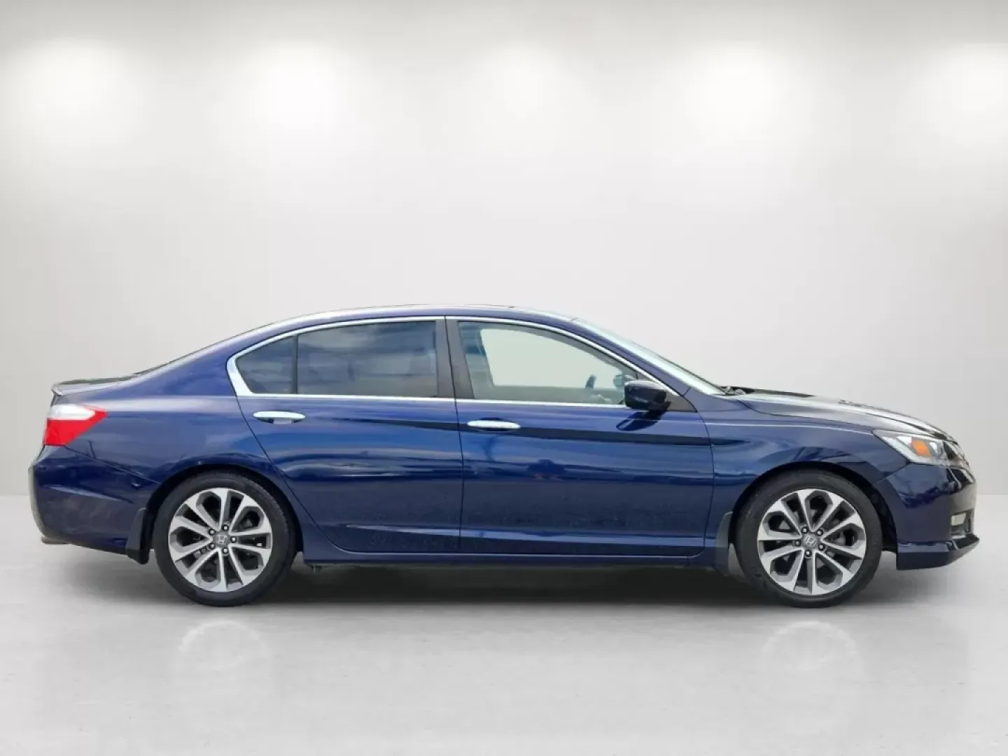 2015 Honda Accord Sedan Sport (1HGCR2F52FA) with an Other engine, located at 3959 U.S. 80 W, Phenix City, AL, 36870, (334) 297-4885, 32.469296, -85.135185 - Discover the perfect blend of style, comfort, and dependability with this 2015 Honda Accord Sedan, now available at Gils Auto in Phenix City, AL. Whether you're a commuter seeking a reliable daily driver or a growing family in need of a spacious vehicle, this car is designed to meet your every need. - Photo#5