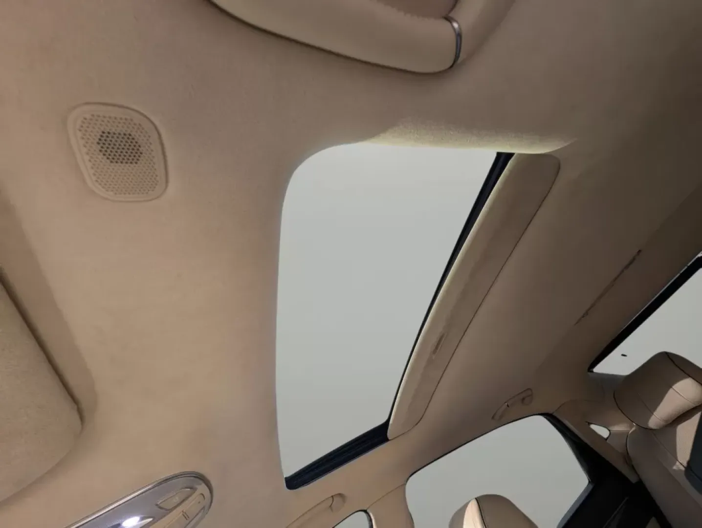 2015 /Ivory Hyundai Equus Signature (KMHGH4JH8FU) with an Other engine, located at 7000 Northlake Connector, Columbus, GA, 31904, (706) 987-8085, 32.524975, -84.978134 - **Elevate Your Driving Experience with the 2015 Hyundai Equus Perfect for Luxury Seekers and Families Alike!**<br /> <br /> If you're searching for a vehicle that combines luxury, comfort, and reliability, look no further than the stunning 2015 Hyundai Equus. This premium sedan is designed to cater - Photo#16