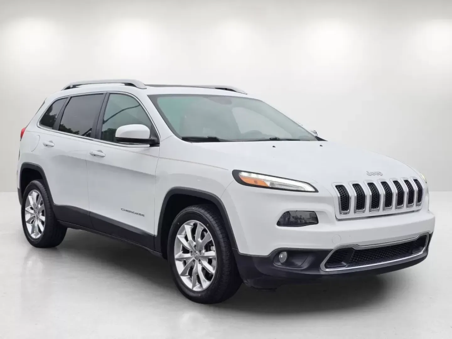 2015 /Lt Frost Beige/Black Jeep Cherokee Limited (1C4PJLDS1FW) with an Other engine, located at 3959 U.S. 80 W, Phenix City, AL, 36870, (334) 297-4885, 32.469296, -85.135185 - Discover your next adventure with the 2015 Jeep Cherokee Limited, the perfect vehicle for those seeking a balance of comfort, style, and capability. Whether you're a growing family needing extra space, a commuter looking for a reliable ride, or someone who loves weekend getaways, this crossover is d - Photo#3