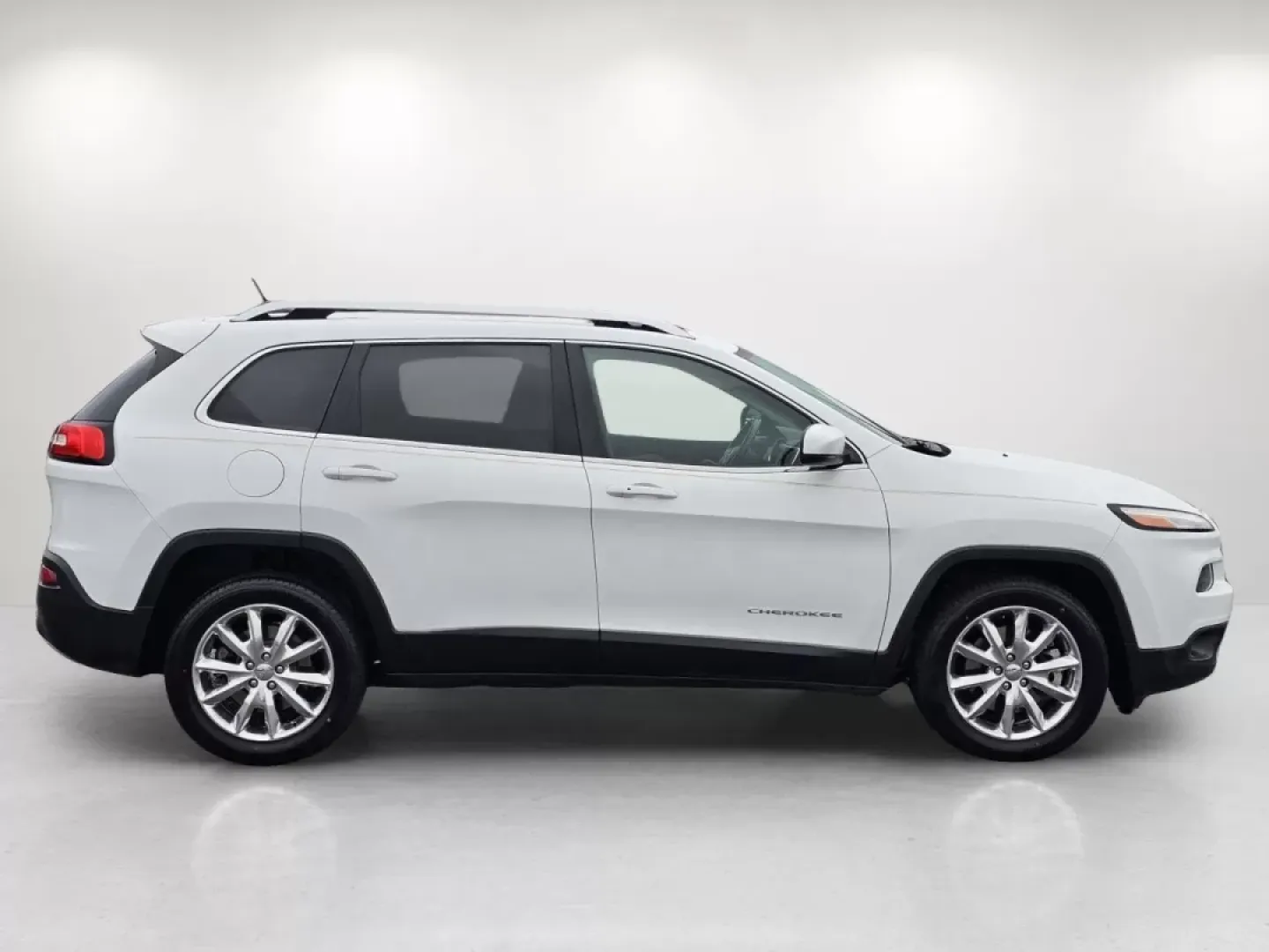 2015 /Lt Frost Beige/Black Jeep Cherokee Limited (1C4PJLDS1FW) with an Other engine, located at 3959 U.S. 80 W, Phenix City, AL, 36870, (334) 297-4885, 32.469296, -85.135185 - Discover your next adventure with the 2015 Jeep Cherokee Limited, the perfect vehicle for those seeking a balance of comfort, style, and capability. Whether you're a growing family needing extra space, a commuter looking for a reliable ride, or someone who loves weekend getaways, this crossover is d - Photo#4