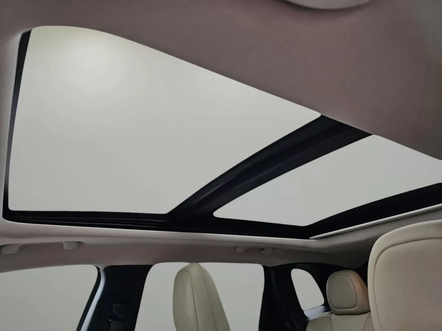 2015 /Lt Frost Beige/Black Jeep Cherokee Limited (1C4PJLDS1FW) with an Other engine, located at 3959 U.S. 80 W, Phenix City, AL, 36870, (334) 297-4885, 32.469296, -85.135185 - Discover your next adventure with the 2015 Jeep Cherokee Limited, the perfect vehicle for those seeking a balance of comfort, style, and capability. Whether you're a growing family needing extra space, a commuter looking for a reliable ride, or someone who loves weekend getaways, this crossover is d - Photo#11