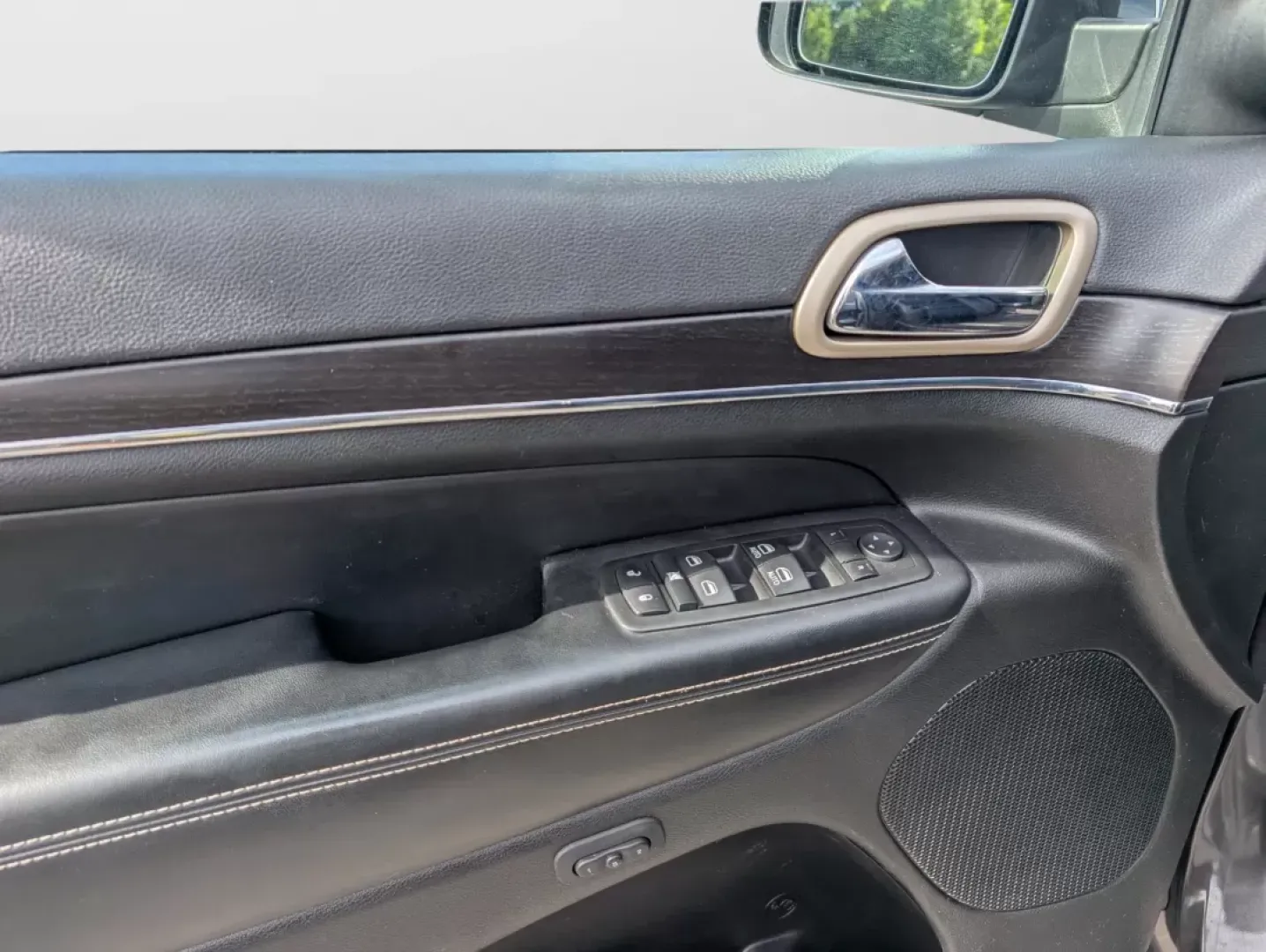 2015 /Black Jeep Grand Cherokee Limited (1C4RJEBG1FC) with an Other engine, located at 3959 U.S. 80 W, Phenix City, AL, 36870, (334) 297-4885, 32.469296, -85.135185 - **Elevate Your Everyday Adventures in This 2015 Jeep Grand Cherokee Limited!**<br /> <br /> Are you searching for the ultimate SUV that can keep up with your bustling lifestyle? Look no further! This 2015 Jeep Grand Cherokee Limited is perfect for those who crave both adventure and everyday utility. - Photo#15