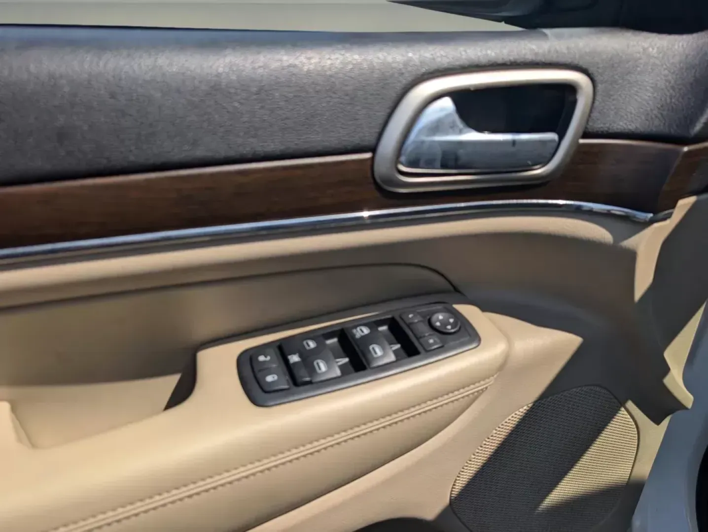 2015 /Lt Frost Beige/Black Jeep Grand Cherokee Limited (1C4RJEBG9FC) with an Other engine, located at 5115 14th Ave., Columbus, GA, 31904, (706) 323-0345, 32.511494, -84.971046 - **Adventure Awaits with this 2015 Jeep Grand Cherokee Limited!** <br /> <br /> Are you ready to elevate your driving experience? This stunning 2015 Jeep Grand Cherokee Limited is perfect for families, weekend adventurers, or anyone seeking a reliable vehicle for daily commutes. Whether you're naviga - Photo#10