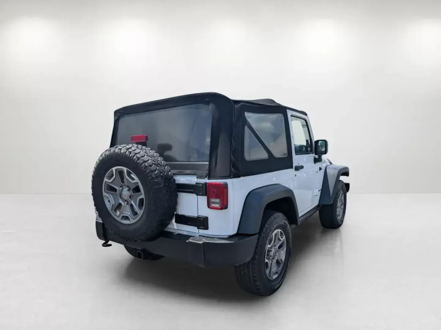 2015 Bright White Clearcoat /Black Jeep Wrangler Rubicon (1C4BJWCG4FL) with an Regular Unleaded V-6 3.6 L/220 engine, 5-Speed Automatic w/OD transmission, located at 7000 Northlake Connector, Columbus, GA, 31904, (706) 987-8085, 32.524975, -84.978134 - 2015 Jeep Wrangler Rubicon - Photo#4
