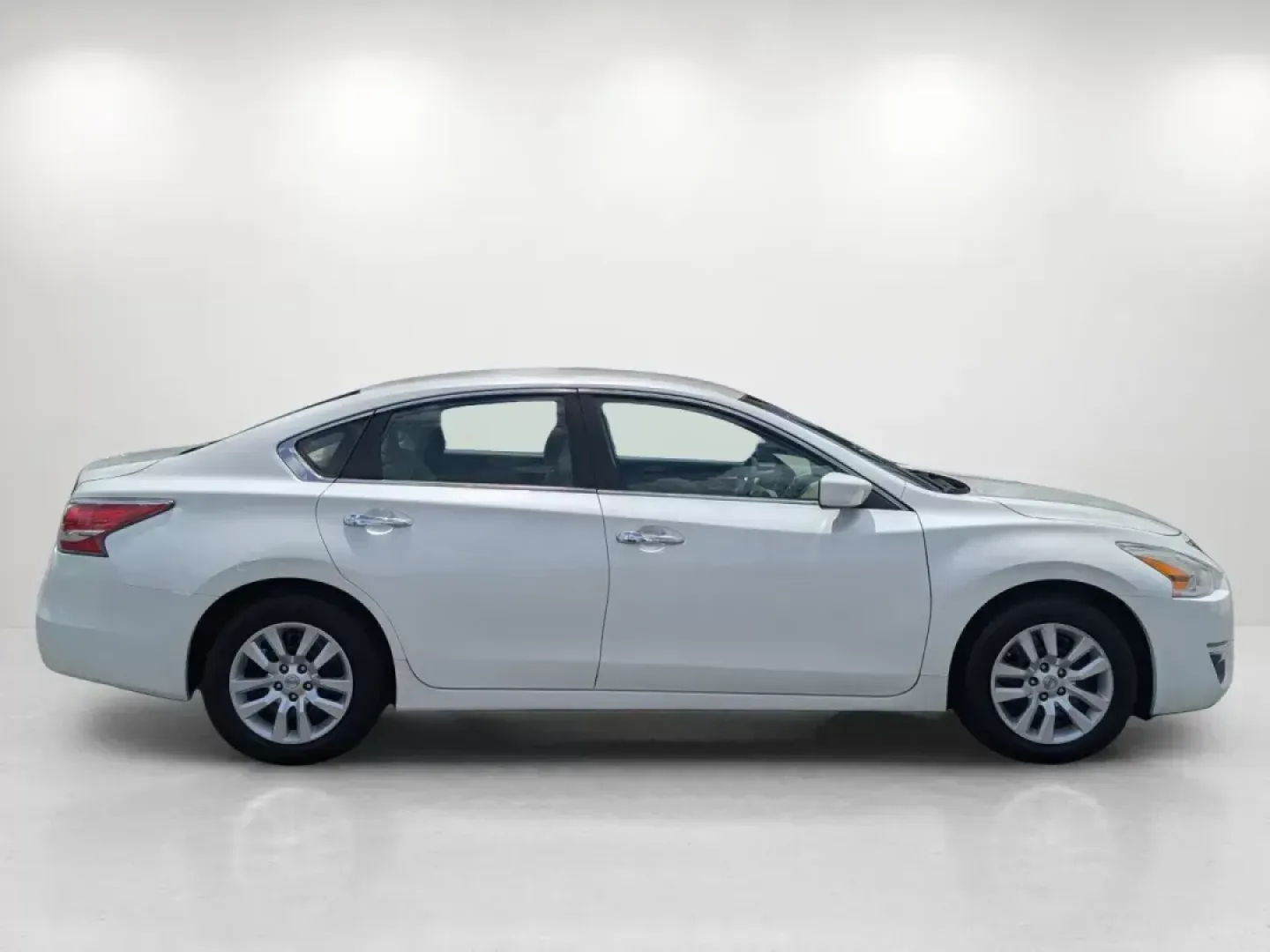 2015 Nissan Altima 2.5 S (1N4AL3AP6FC) with an Regular Unleaded I-4 2.5 L/152 engine, 1-Speed CVT w/OD transmission, located at 5115 14th Ave., Columbus, GA, 31904, (706) 323-0345, 32.511494, -84.971046 - 2015 Nissan Altima 2.5 S - Photo#3
