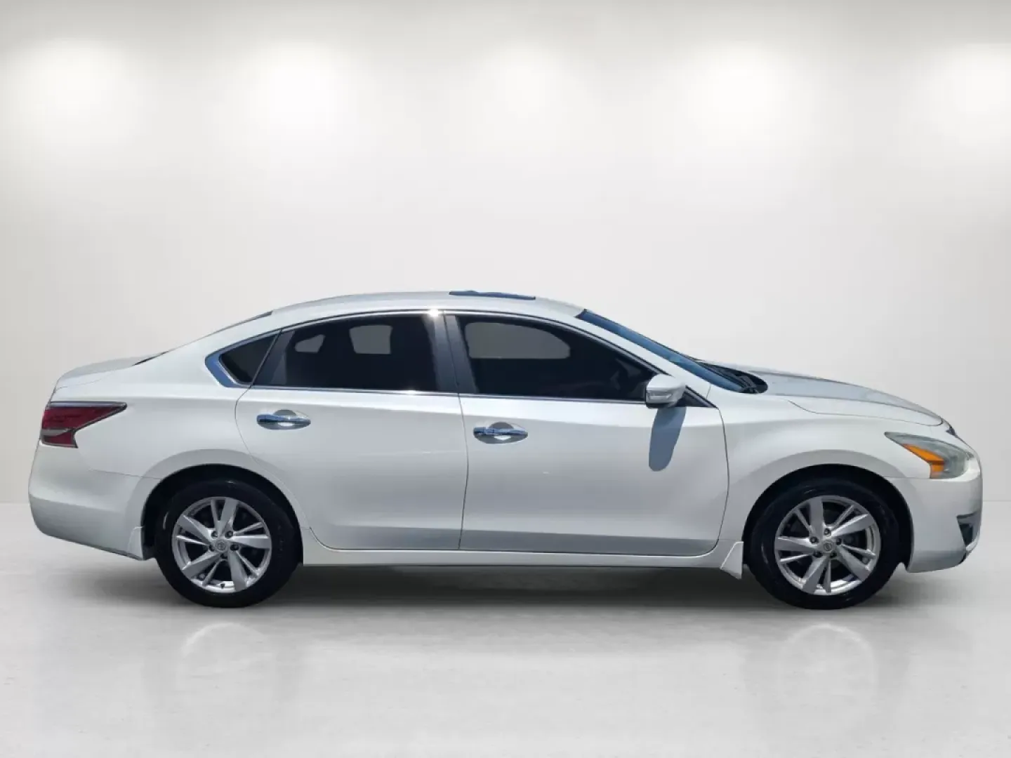 2015 Pearl White /Beige Nissan Altima 2.5 SL (1N4AL3AP3FN) with an Other engine, located at 5115 14th Ave., Columbus, GA, 31904, (706) 323-0345, 32.511494, -84.971046 - Discover the ultimate blend of comfort and style with the 2015 Nissan Altima 2.5 SL, available now at Gils Auto in Columbus, GA. If you're searching for a dependable sedan that can handle your daily commute, family outings, or weekend adventures, this Altima is designed to meet your needs seamlessly - Photo#4