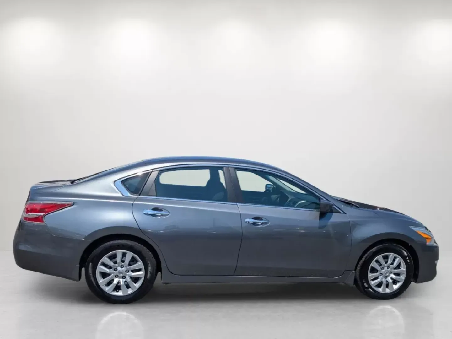 2015 /Charcoal Nissan Altima 2.5 S (1N4AL3AP3FC) with an Other engine, located at 3959 U.S. 80 W, Phenix City, AL, 36870, (334) 297-4885, 32.469296, -85.135185 - **Experience the Perfect Blend of Comfort and Reliability with the 2015 Nissan Altima at Gils Auto!**<br /> <br /> Are you in search of a dependable sedan that caters to both your daily commutes and weekend getaways? Look no further! The 2015 Nissan Altima 2.5 S offers an ideal balance of fuel effic - Photo#4