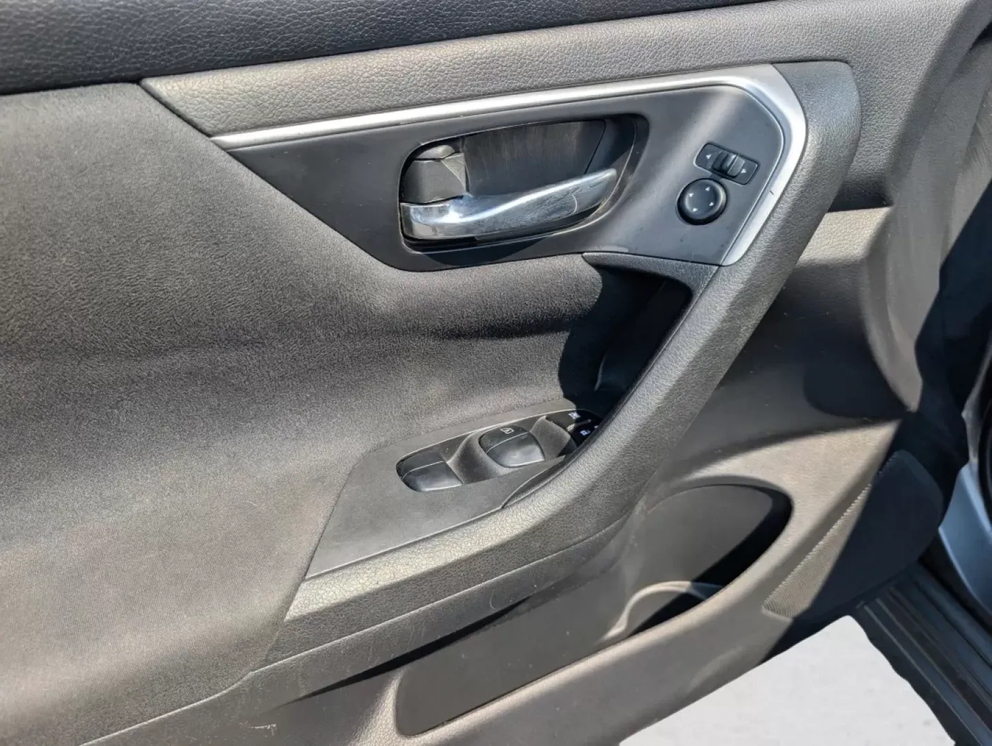 2015 /Charcoal Nissan Altima 2.5 SV (1N4AL3AP6FC) with an Other engine, located at 1430 Gateway Drive, Opelika, AL, 36801, (334) 239-0944, 32.637871, -85.409790 - **Elevate Your Daily Drive with the 2015 Nissan Altima 2.5 SV at Gils Auto Perfect for Commuters and Families Alike!**<br /> <br /> Are you tired of your daily commute, longing for a vehicle that combines style, comfort, and reliability? Look no further! The 2015 Nissan Altima 2.5 SV available at G - Photo#8