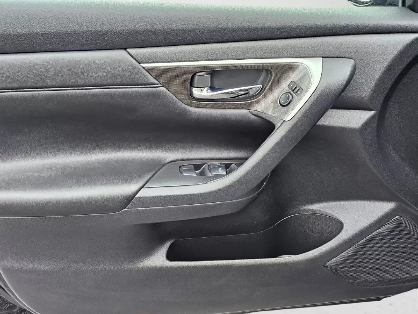 2015 /Charcoal Nissan Altima 2.5 SL (1N4AL3AP5FC) with an Other engine, located at 3959 U.S. 80 W, Phenix City, AL, 36870, (334) 297-4885, 32.469296, -85.135185 - ### Discover Your Next Adventure with the 2015 Nissan Altima 2.5 SL at Gils Auto!<br /> <br /> Are you searching for a reliable vehicle that combines style, comfort, and advanced technology? Look no further! The 2015 Nissan Altima 2.5 SL is perfect for those long commutes or weekend getaways, provid - Photo#9