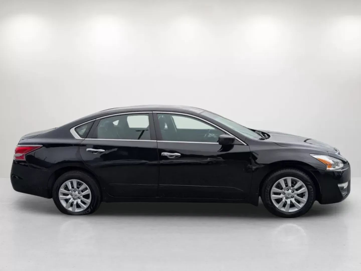 2015 /Charcoal Nissan Altima 2.5 S (1N4AL3APXFC) with an Other engine, located at 804 22nd Ave, Phenix City, AL, 36870, (334) 297-1860, 32.484749, -85.024475 - Looking for a reliable sedan that fits seamlessly into your busy lifestyle? The 2015 Nissan Altima 2.5 S is the perfect companion for commuters, families, and anyone who values comfort and efficiency on the road. With its sleek Super Black exterior and spacious interior, this vehicle not only turns - Photo#3