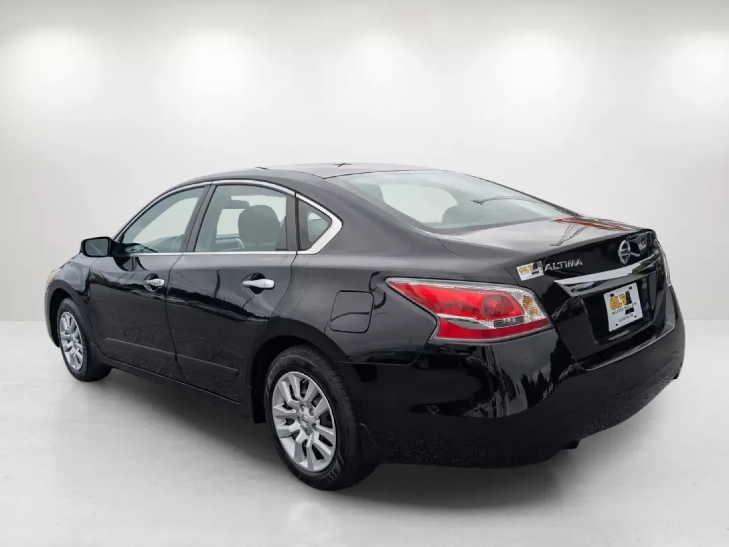 2015 /Charcoal Nissan Altima 2.5 S (1N4AL3APXFC) with an Other engine, located at 804 22nd Ave, Phenix City, AL, 36870, (334) 297-1860, 32.484749, -85.024475 - Looking for a reliable sedan that fits seamlessly into your busy lifestyle? The 2015 Nissan Altima 2.5 S is the perfect companion for commuters, families, and anyone who values comfort and efficiency on the road. With its sleek Super Black exterior and spacious interior, this vehicle not only turns - Photo#6