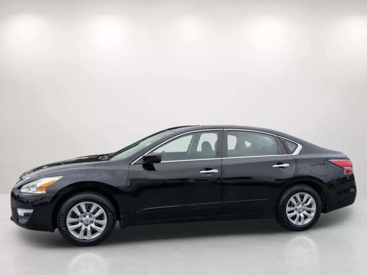 2015 /Charcoal Nissan Altima 2.5 S (1N4AL3APXFC) with an Other engine, located at 804 22nd Ave, Phenix City, AL, 36870, (334) 297-1860, 32.484749, -85.024475 - Looking for a reliable sedan that fits seamlessly into your busy lifestyle? The 2015 Nissan Altima 2.5 S is the perfect companion for commuters, families, and anyone who values comfort and efficiency on the road. With its sleek Super Black exterior and spacious interior, this vehicle not only turns - Photo#7