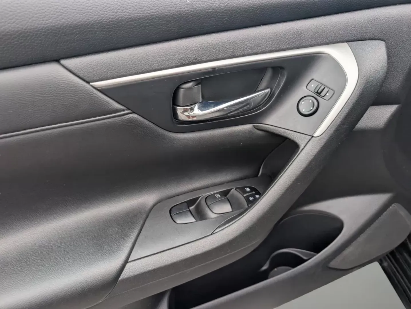 2015 /Charcoal Nissan Altima 2.5 S (1N4AL3APXFC) with an Other engine, located at 804 22nd Ave, Phenix City, AL, 36870, (334) 297-1860, 32.484749, -85.024475 - Looking for a reliable sedan that fits seamlessly into your busy lifestyle? The 2015 Nissan Altima 2.5 S is the perfect companion for commuters, families, and anyone who values comfort and efficiency on the road. With its sleek Super Black exterior and spacious interior, this vehicle not only turns - Photo#8