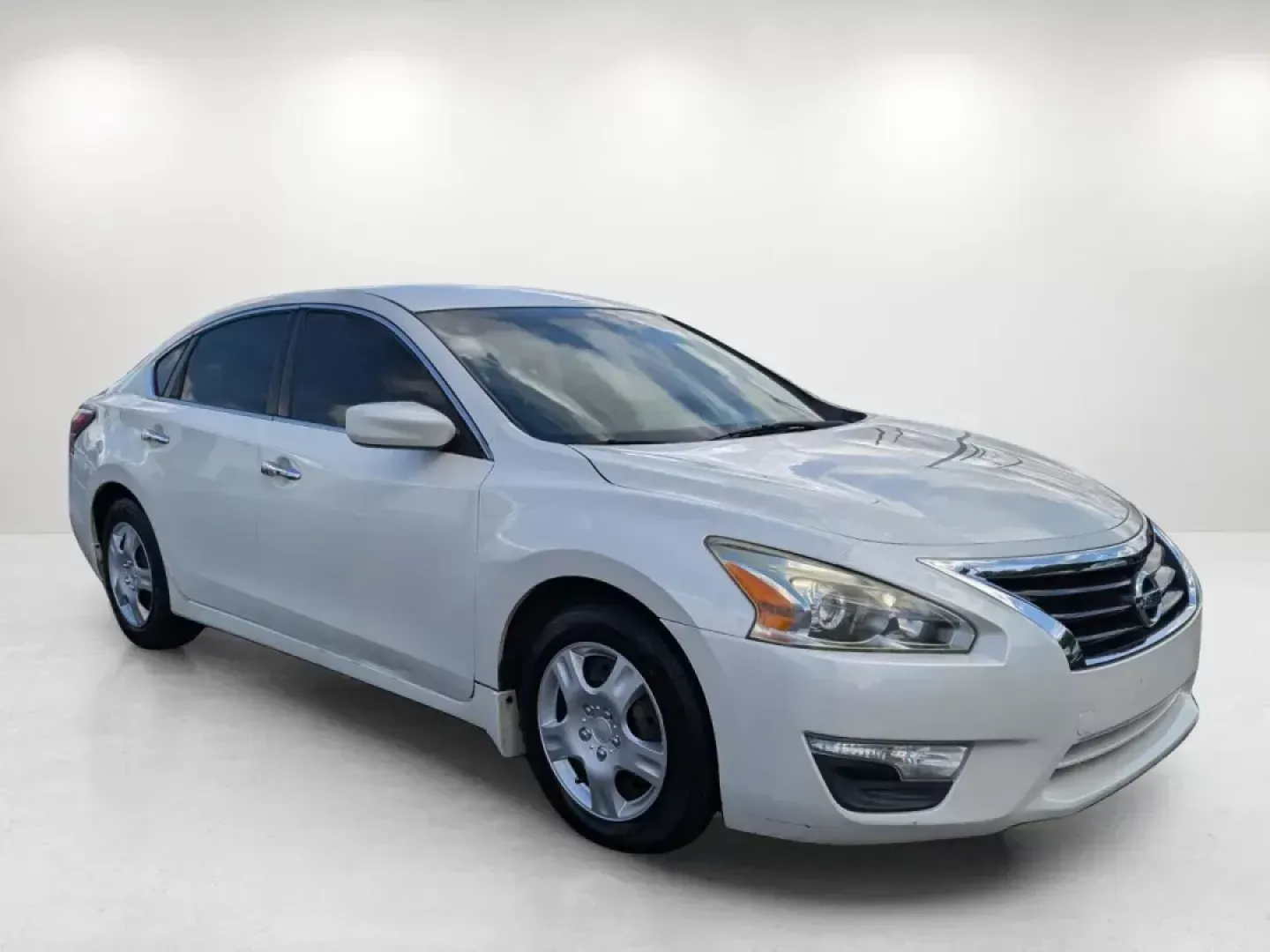 2015 /Charcoal Nissan Altima 2.5 S (1N4AL3AP0FC) with an Regular Unleaded I-4 2.5 L/152 engine, 1-Speed CVT w/OD transmission, located at 3959 U.S. 80 W, Phenix City, AL, 36870, (334) 297-4885, 32.469296, -85.135185 - **Drive the 2015 Nissan Altima: Perfect for Your Daily Adventures in Phenix City!**<br /> <br /> Are you in the market for a reliable, stylish sedan that fits seamlessly into your active lifestyle? Look no further than this 2015 Nissan Altima 2.5 S available at Gils Auto in Phenix City, AL. Whether - Photo#3