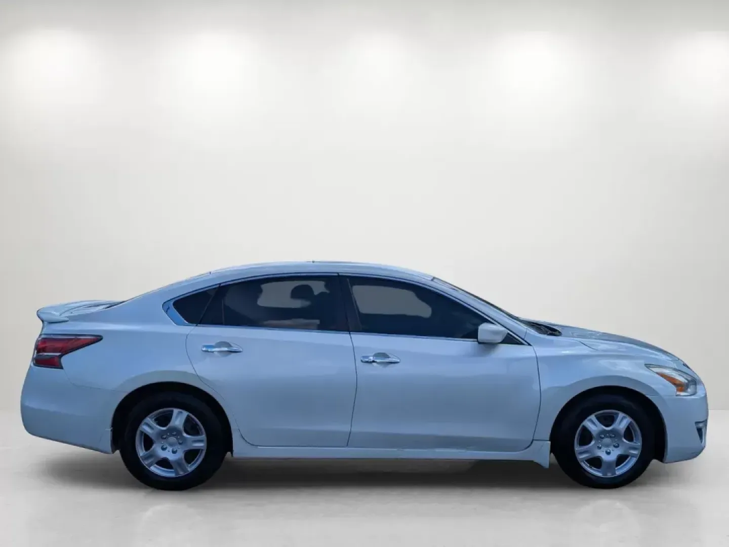 2015 /Charcoal Nissan Altima 2.5 S (1N4AL3AP0FC) with an Regular Unleaded I-4 2.5 L/152 engine, 1-Speed CVT w/OD transmission, located at 3959 U.S. 80 W, Phenix City, AL, 36870, (334) 297-4885, 32.469296, -85.135185 - **Drive the 2015 Nissan Altima: Perfect for Your Daily Adventures in Phenix City!**<br /> <br /> Are you in the market for a reliable, stylish sedan that fits seamlessly into your active lifestyle? Look no further than this 2015 Nissan Altima 2.5 S available at Gils Auto in Phenix City, AL. Whether - Photo#4