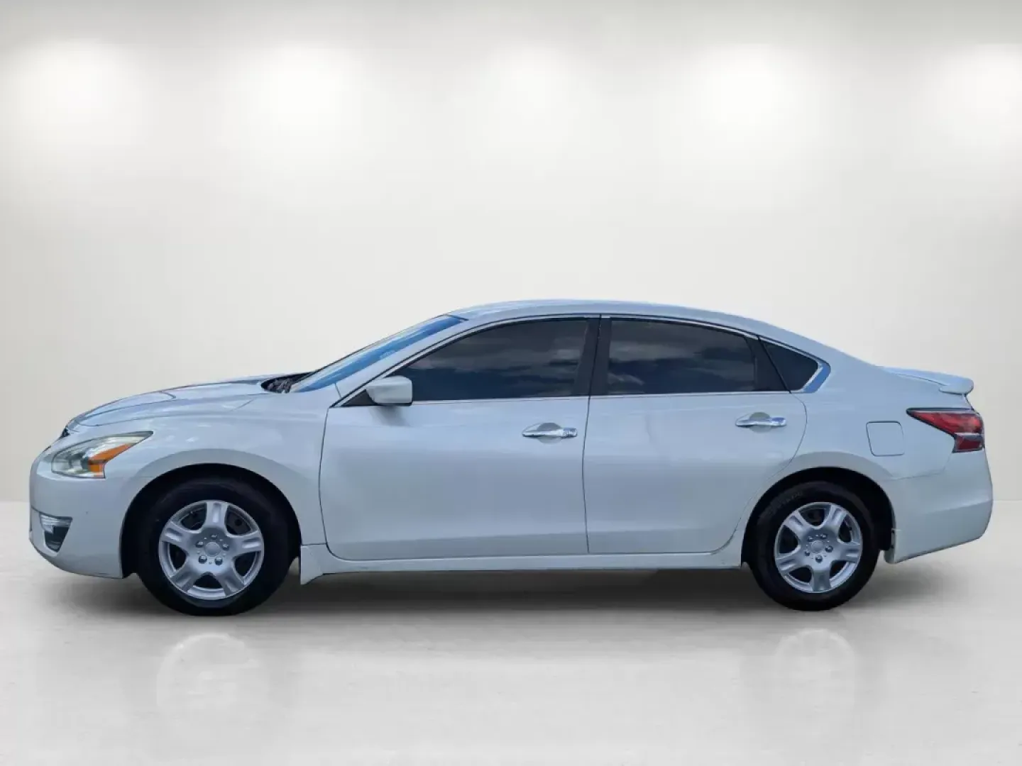 2015 /Charcoal Nissan Altima 2.5 S (1N4AL3AP0FC) with an Regular Unleaded I-4 2.5 L/152 engine, 1-Speed CVT w/OD transmission, located at 3959 U.S. 80 W, Phenix City, AL, 36870, (334) 297-4885, 32.469296, -85.135185 - **Drive the 2015 Nissan Altima: Perfect for Your Daily Adventures in Phenix City!**<br /> <br /> Are you in the market for a reliable, stylish sedan that fits seamlessly into your active lifestyle? Look no further than this 2015 Nissan Altima 2.5 S available at Gils Auto in Phenix City, AL. Whether - Photo#8