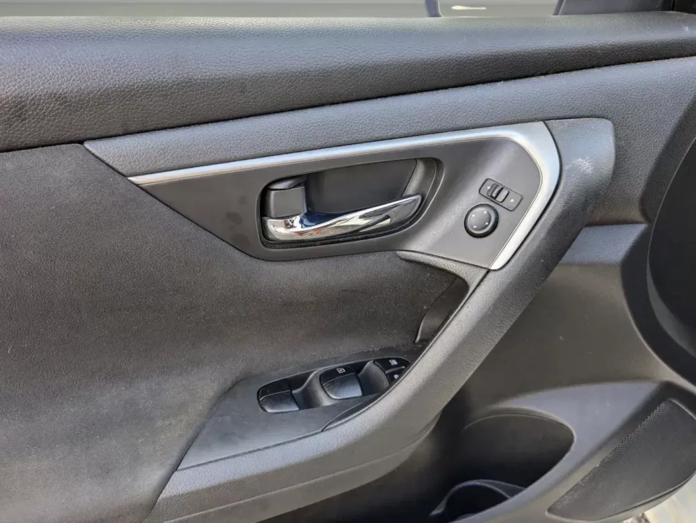 2015 /Charcoal Nissan Altima 2.5 S (1N4AL3AP0FC) with an Regular Unleaded I-4 2.5 L/152 engine, 1-Speed CVT w/OD transmission, located at 3959 U.S. 80 W, Phenix City, AL, 36870, (334) 297-4885, 32.469296, -85.135185 - **Drive the 2015 Nissan Altima: Perfect for Your Daily Adventures in Phenix City!**<br /> <br /> Are you in the market for a reliable, stylish sedan that fits seamlessly into your active lifestyle? Look no further than this 2015 Nissan Altima 2.5 S available at Gils Auto in Phenix City, AL. Whether - Photo#9