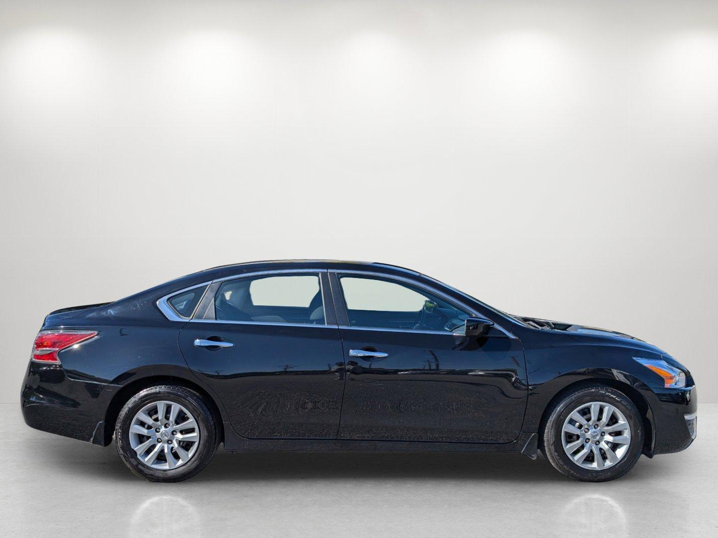 2015 /Charcoal Nissan Altima 2.5 S (1N4AL3AP3FN) with an Regular Unleaded I-4 2.5 L/152 engine, 1-Speed CVT w/OD transmission, located at 1430 Gateway Drive, Opelika, AL, 36801, (334) 239-0944, 32.637871, -85.409790 - 2015 Nissan Altima 2.5 S - Photo#3