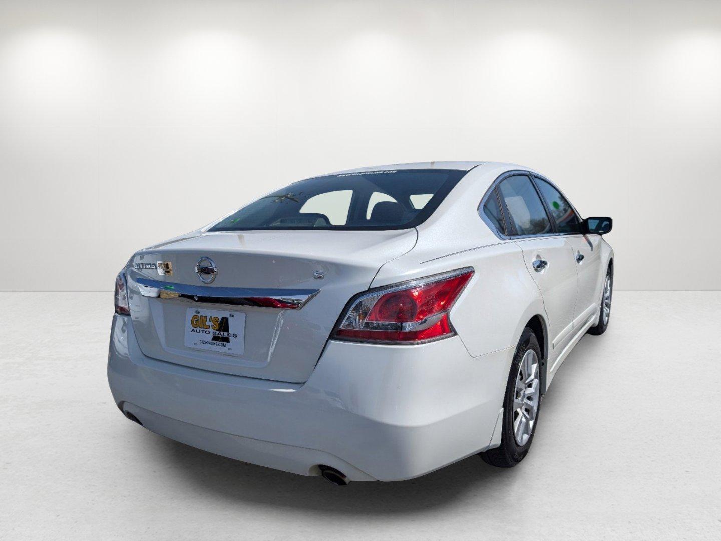 2015 /Charcoal Nissan Altima 2.5 S (1N4AL3AP8FC) with an Regular Unleaded I-4 2.5 L/152 engine, 1-Speed CVT w/OD transmission, located at 804 22nd Ave, Phenix City, AL, 36870, (334) 297-1860, 32.484749, -85.024475 - 2015 Nissan Altima 2.5 S - Photo#4