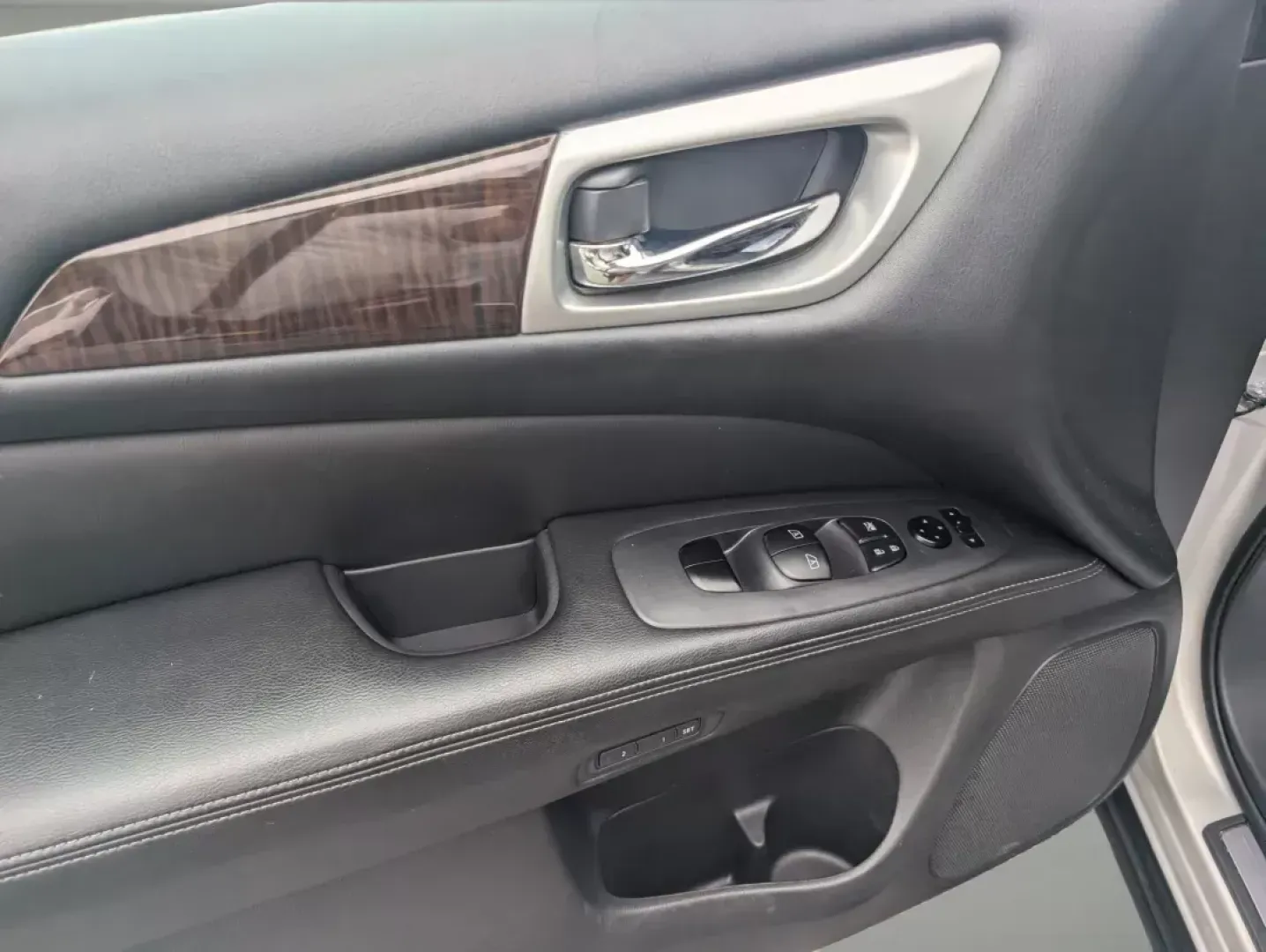 2015 /Charcoal Nissan Pathfinder Platinum (5N1AR2MM3FC) with an Other engine, located at 521 Old Farm Lane Rd, Prattville, AL, 36066, (334) 325-1505, 32.482460, -86.416367 - Are you ready to elevate your family adventures and weekend getaways? Look no further than this stunning 2015 Nissan Pathfinder Platinum, available now at Gils Auto in Prattville, AL. This versatile SUV is designed for both everyday commutes and exciting road trips, offering ample space, comfort, an - Photo#8