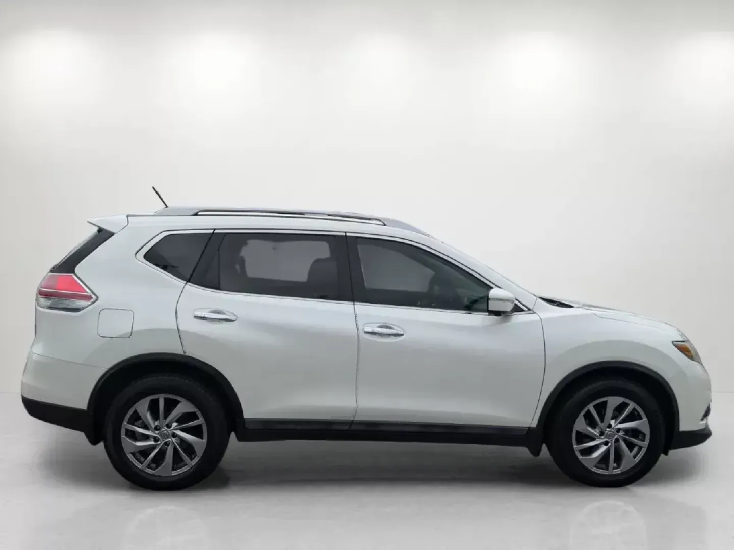 2015 /Charcoal Nissan Rogue SL (5N1AT2MT8FC) with an Regular Unleaded I-4 2.5 L/152 engine, 1-Speed CVT w/OD transmission, located at 7000 Northlake Connector, Columbus, GA, 31904, (706) 987-8085, 32.524975, -84.978134 - 2015 Nissan Rogue SL - Photo#3