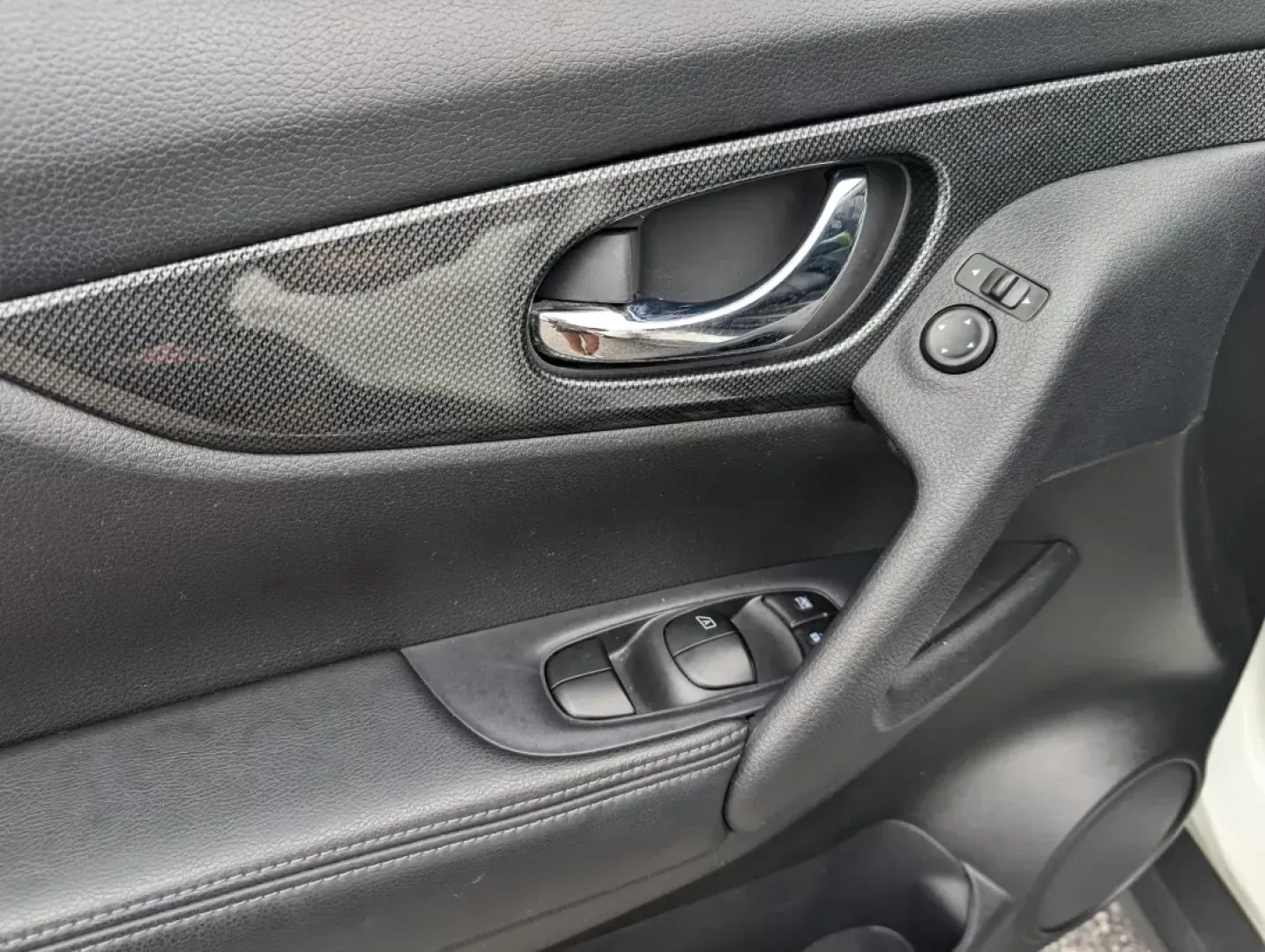 2015 /Charcoal Nissan Rogue SL (5N1AT2MT8FC) with an Regular Unleaded I-4 2.5 L/152 engine, 1-Speed CVT w/OD transmission, located at 7000 Northlake Connector, Columbus, GA, 31904, (706) 987-8085, 32.524975, -84.978134 - 2015 Nissan Rogue SL - Photo#8