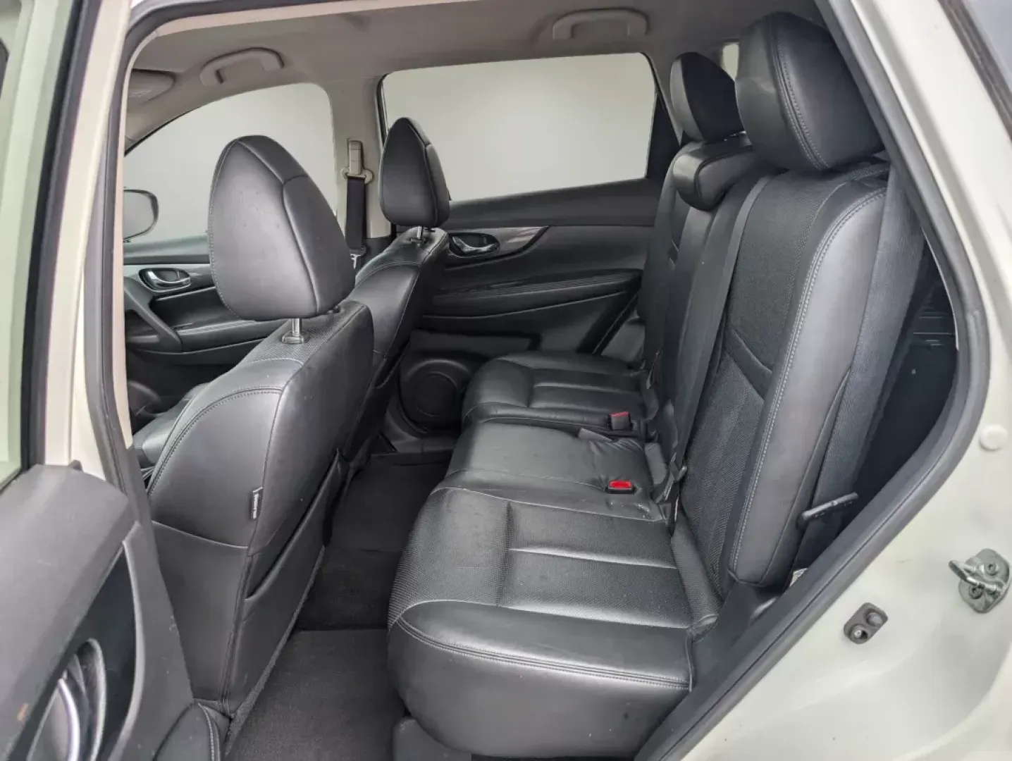 2015 /Charcoal Nissan Rogue SL (5N1AT2MT8FC) with an Regular Unleaded I-4 2.5 L/152 engine, 1-Speed CVT w/OD transmission, located at 7000 Northlake Connector, Columbus, GA, 31904, (706) 987-8085, 32.524975, -84.978134 - 2015 Nissan Rogue SL - Photo#10