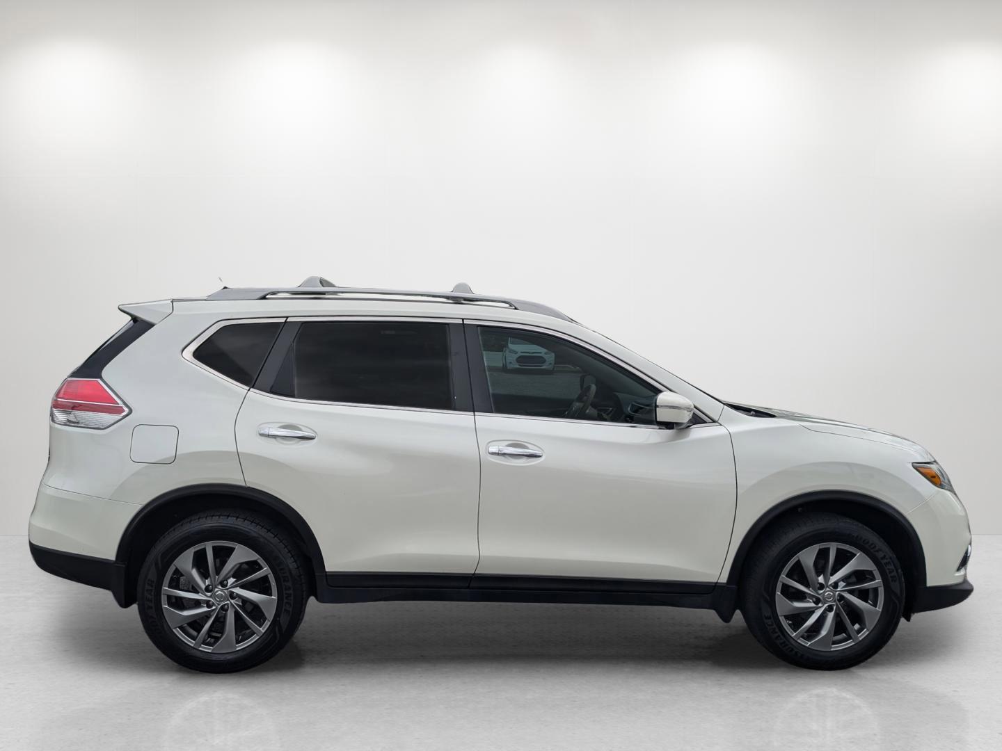 2015 /Almond Nissan Rogue SL (5N1AT2MV1FC) with an Regular Unleaded I-4 2.5 L/152 engine, 1-Speed CVT w/OD transmission, located at 7000 Northlake Connector, Columbus, GA, 31904, (706) 987-8085, 32.524975, -84.978134 - 2015 Nissan Rogue SL - Photo#5