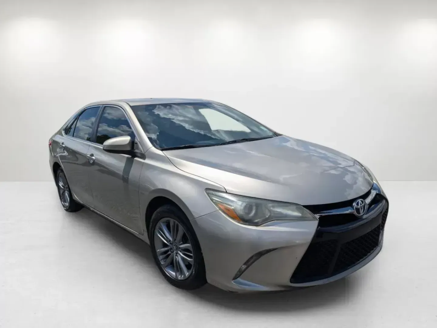 2015 Toyota Camry SE (4T1BF1FK0FU) with an Regular Unleaded I-4 2.5 L/152 engine, 6-Speed Automatic w/OD transmission, located at 3959 U.S. 80 W, Phenix City, AL, 36870, (334) 297-4885, 32.469296, -85.135185 - 2015 Toyota Camry SE - Photo#2