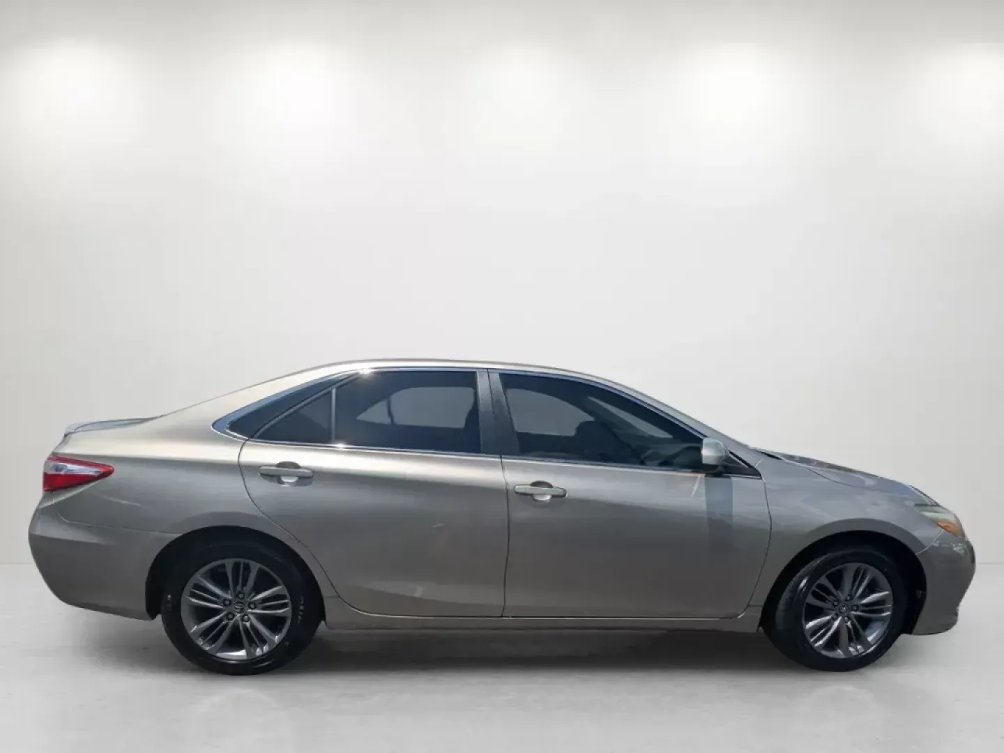 2015 Toyota Camry SE (4T1BF1FK0FU) with an Regular Unleaded I-4 2.5 L/152 engine, 6-Speed Automatic w/OD transmission, located at 3959 U.S. 80 W, Phenix City, AL, 36870, (334) 297-4885, 32.469296, -85.135185 - 2015 Toyota Camry SE - Photo#3