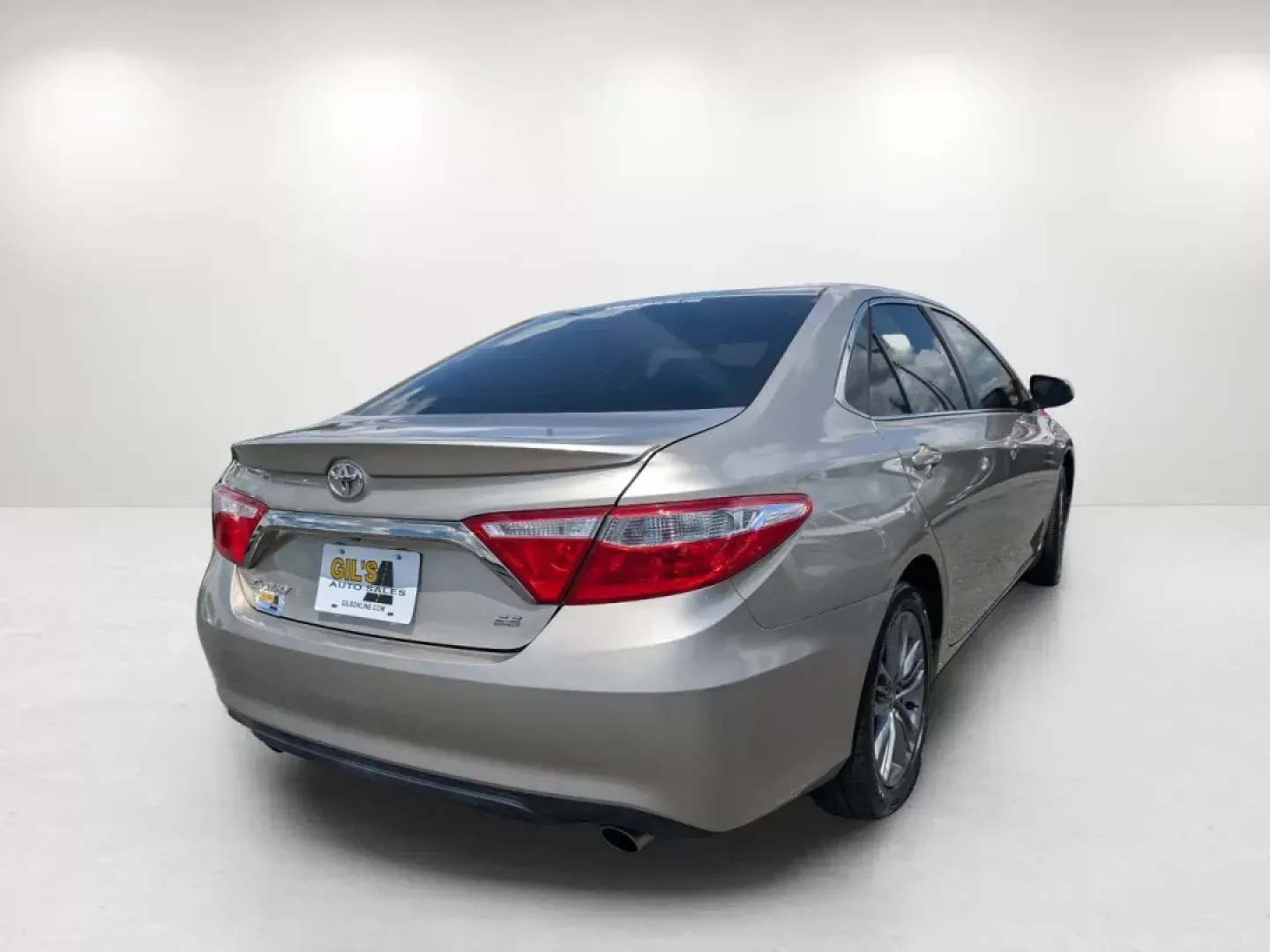 2015 Toyota Camry SE (4T1BF1FK0FU) with an Regular Unleaded I-4 2.5 L/152 engine, 6-Speed Automatic w/OD transmission, located at 3959 U.S. 80 W, Phenix City, AL, 36870, (334) 297-4885, 32.469296, -85.135185 - 2015 Toyota Camry SE - Photo#4