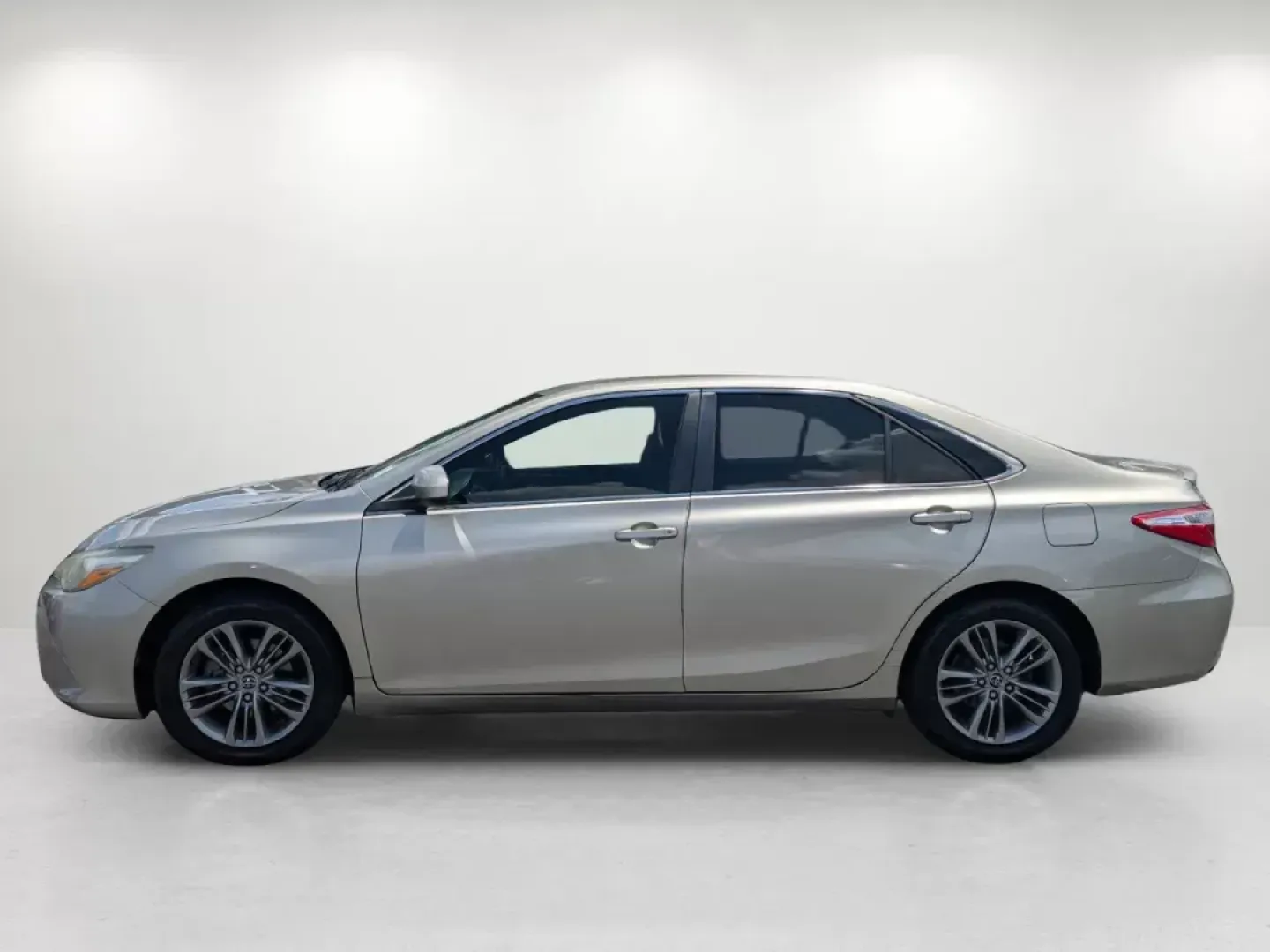2015 Toyota Camry SE (4T1BF1FK0FU) with an Regular Unleaded I-4 2.5 L/152 engine, 6-Speed Automatic w/OD transmission, located at 3959 U.S. 80 W, Phenix City, AL, 36870, (334) 297-4885, 32.469296, -85.135185 - 2015 Toyota Camry SE - Photo#7