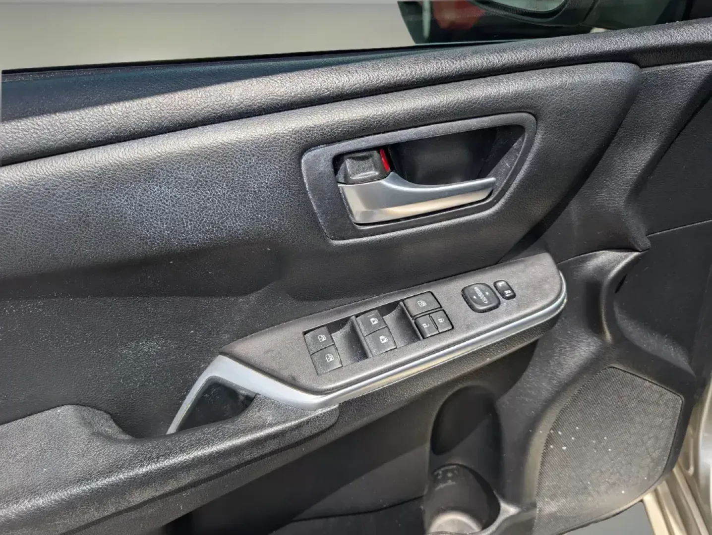 2015 Toyota Camry SE (4T1BF1FK0FU) with an Regular Unleaded I-4 2.5 L/152 engine, 6-Speed Automatic w/OD transmission, located at 3959 U.S. 80 W, Phenix City, AL, 36870, (334) 297-4885, 32.469296, -85.135185 - 2015 Toyota Camry SE - Photo#8