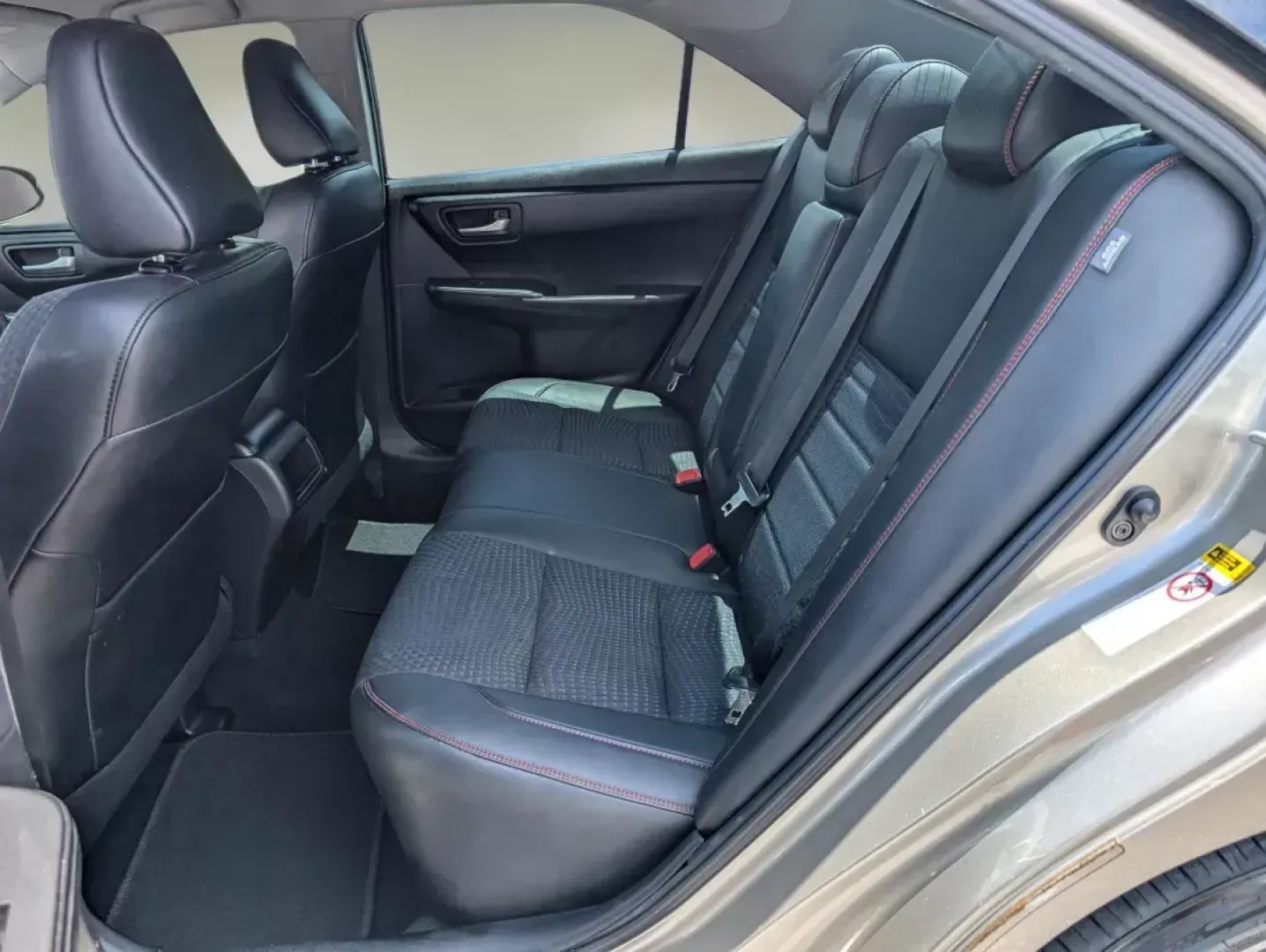 2015 Toyota Camry SE (4T1BF1FK0FU) with an Regular Unleaded I-4 2.5 L/152 engine, 6-Speed Automatic w/OD transmission, located at 3959 U.S. 80 W, Phenix City, AL, 36870, (334) 297-4885, 32.469296, -85.135185 - 2015 Toyota Camry SE - Photo#10