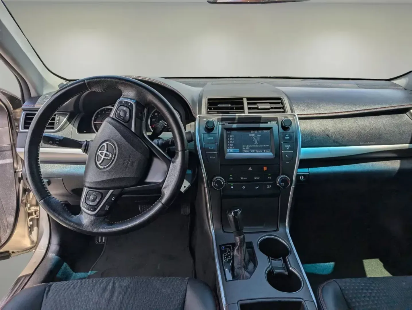 2015 Toyota Camry SE (4T1BF1FK0FU) with an Regular Unleaded I-4 2.5 L/152 engine, 6-Speed Automatic w/OD transmission, located at 3959 U.S. 80 W, Phenix City, AL, 36870, (334) 297-4885, 32.469296, -85.135185 - 2015 Toyota Camry SE - Photo#11