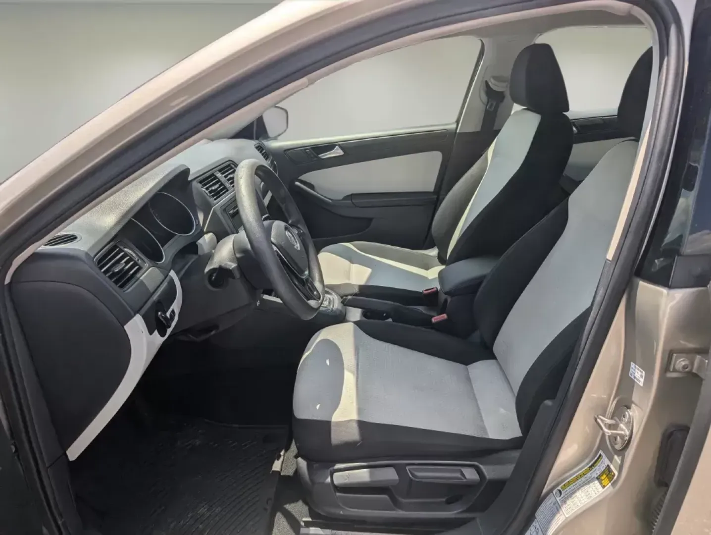 2015 Volkswagen Jetta Sedan (3VW2K7AJ3FM) with an Regular Unleaded I-4 2.0 L/121 engine, 6-Speed Automatic w/OD transmission, located at 1430 Gateway Drive, Opelika, AL, 36801, (334) 239-0944, 32.637871, -85.409790 - 2015 Volkswagen Jetta Sedan - Photo#9