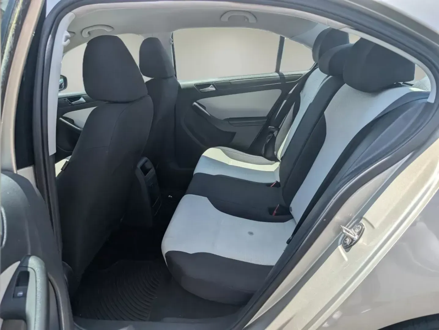2015 Volkswagen Jetta Sedan (3VW2K7AJ3FM) with an Regular Unleaded I-4 2.0 L/121 engine, 6-Speed Automatic w/OD transmission, located at 1430 Gateway Drive, Opelika, AL, 36801, (334) 239-0944, 32.637871, -85.409790 - 2015 Volkswagen Jetta Sedan - Photo#10