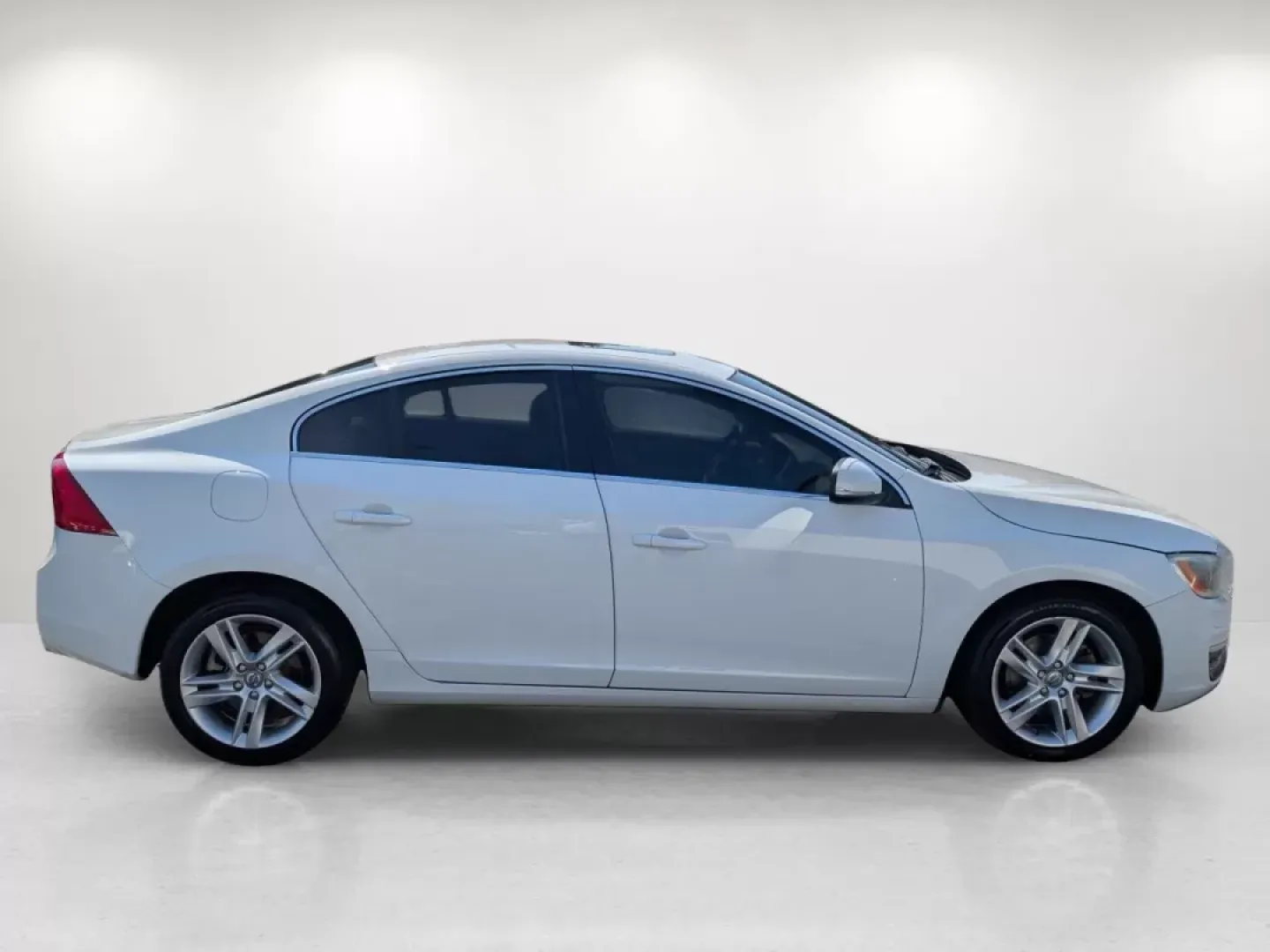 2015 Volvo S60 T5 Drive-E Platinum (YV140MFM3F1) with an Other engine, located at 7000 Northlake Connector, Columbus, GA, 31904, (706) 987-8085, 32.524975, -84.978134 - Looking for a stylish and reliable sedan that combines safety, comfort, and advanced tech features? The 2015 Volvo S60 T5 Drive-E Platinum could be your ideal match! Perfect for busy professionals commuting through Phenix City, AL, or growing families navigating everyday adventures, this sophisticat - Photo#3