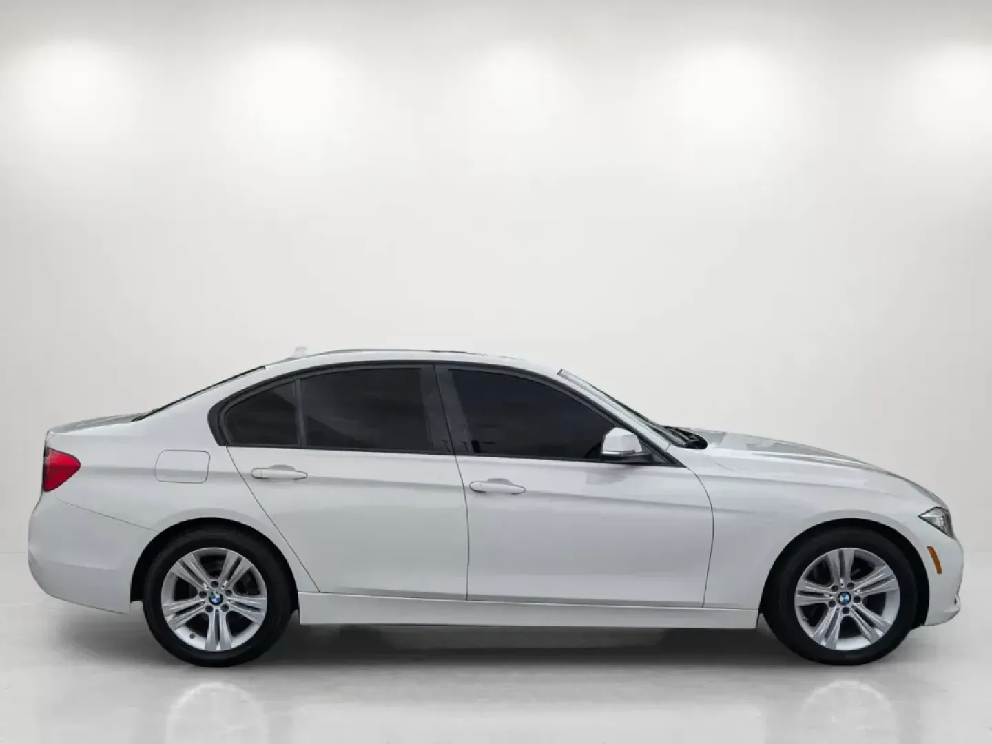 2016 BMW 3 Series 328i (WBA8E9C57GK) with an Intercooled Turbo Premium Unleaded I-4 2.0 L/122 engine, 8-Speed Automatic w/OD transmission, located at 7000 Northlake Connector, Columbus, GA, 31904, (706) 987-8085, 32.524975, -84.978134 - 2016 BMW 3 Series 328i - Photo#4
