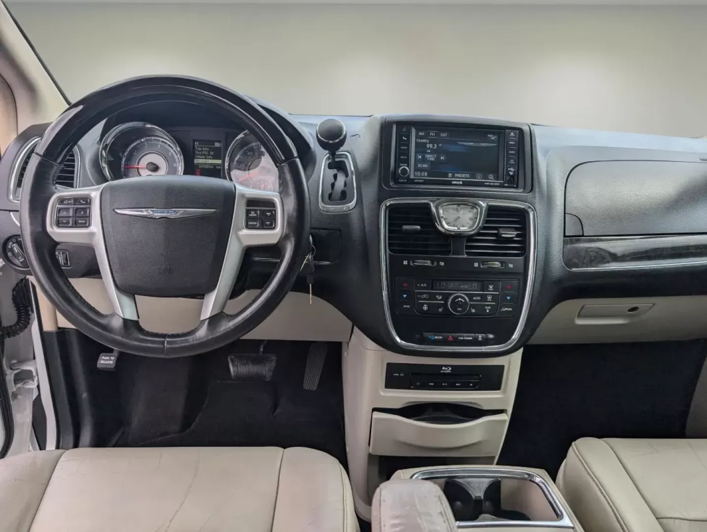 2016 /Black/Light Graystone Chrysler Town and Country Limited Platinum (2C4RC1GG9GR) with an Other engine, located at 1430 Gateway Drive, Opelika, AL, 36801, (334) 239-0944, 32.637871, -85.409790 - **Discover the Ultimate Family Adventure with the 2016 Chrysler Town and Country at Gils Auto!**<br /> <br /> Are you on the lookout for a versatile vehicle that effortlessly combines comfort, technology, and space for your family's adventures? Look no further than this stunning 2016 Chrysler Town - Photo#12