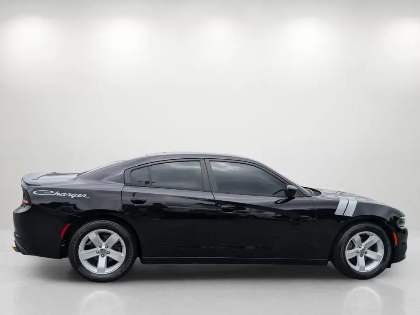 2016 /Black Dodge Charger SE (2C3CDXBGXGH) with an Regular Unleaded V-6 3.6 L/220 engine, 8-Speed Automatic w/OD transmission, located at 5115 14th Ave., Columbus, GA, 31904, (706) 323-0345, 32.511494, -84.971046 - 2016 Dodge Charger SE - Photo#3