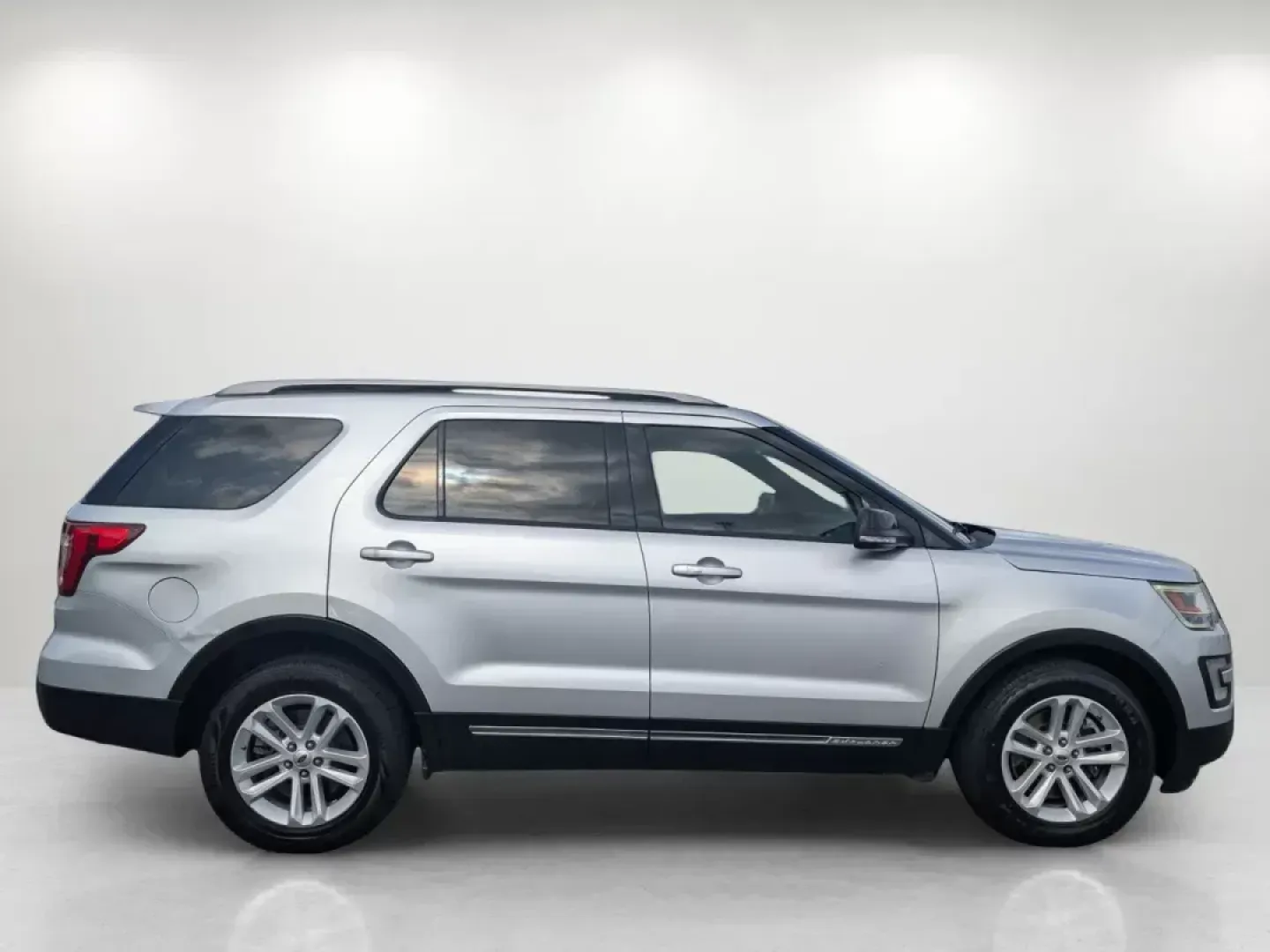 2016 Ford Explorer XLT (1FM5K7DH0GG) with an Intercooled Turbo Premium Unleaded I-4 2.3 L/140 engine, 6-Speed Automatic w/OD transmission, located at 5115 14th Ave., Columbus, GA, 31904, (706) 323-0345, 32.511494, -84.971046 - 2016 Ford Explorer XLT - Photo#3