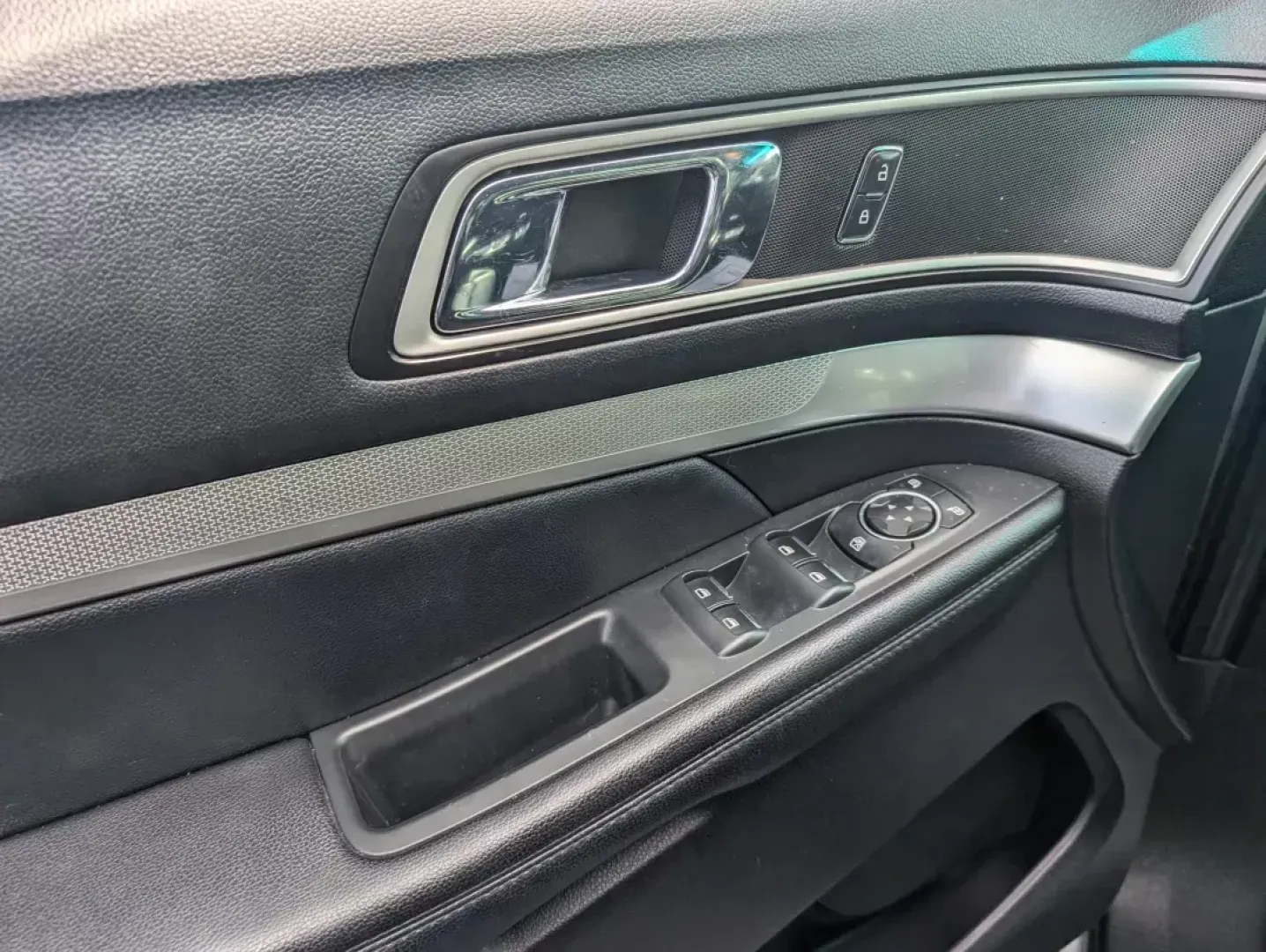 2016 Ford Explorer XLT (1FM5K7DH0GG) with an Intercooled Turbo Premium Unleaded I-4 2.3 L/140 engine, 6-Speed Automatic w/OD transmission, located at 5115 14th Ave., Columbus, GA, 31904, (706) 323-0345, 32.511494, -84.971046 - 2016 Ford Explorer XLT - Photo#8