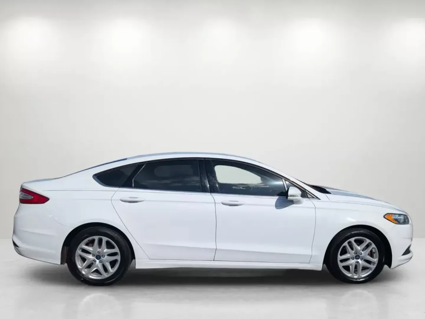 2016 Ford Fusion SE (1FA6P0H72G5) with an Regular Unleaded I-4 2.5 L/152 engine, 6-Speed Automatic w/OD transmission, located at 3959 U.S. 80 W, Phenix City, AL, 36870, (334) 297-4885, 32.469296, -85.135185 - 2016 Ford Fusion SE - Photo#4