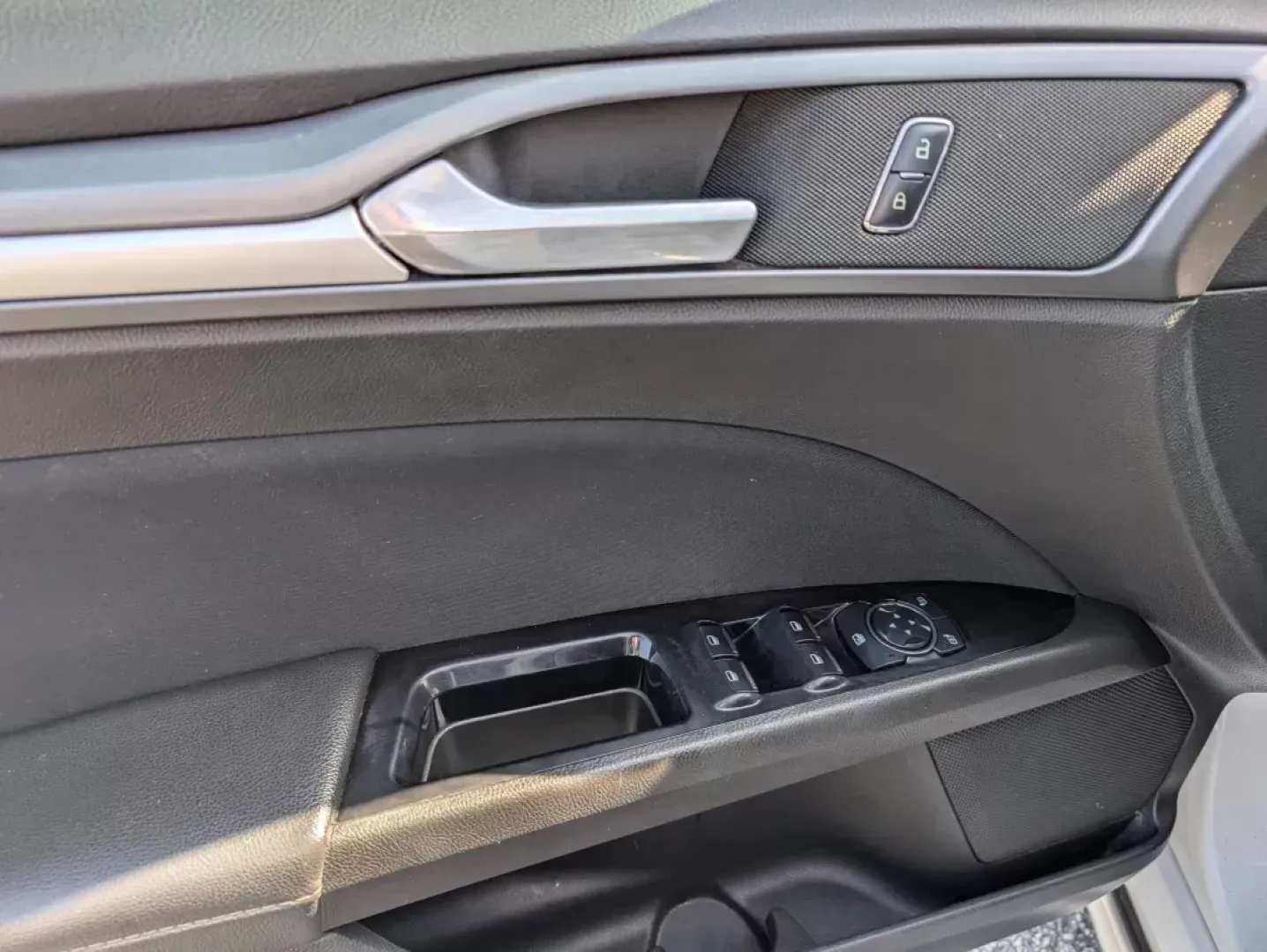 2016 Ford Fusion SE (1FA6P0H72G5) with an Regular Unleaded I-4 2.5 L/152 engine, 6-Speed Automatic w/OD transmission, located at 3959 U.S. 80 W, Phenix City, AL, 36870, (334) 297-4885, 32.469296, -85.135185 - 2016 Ford Fusion SE - Photo#9