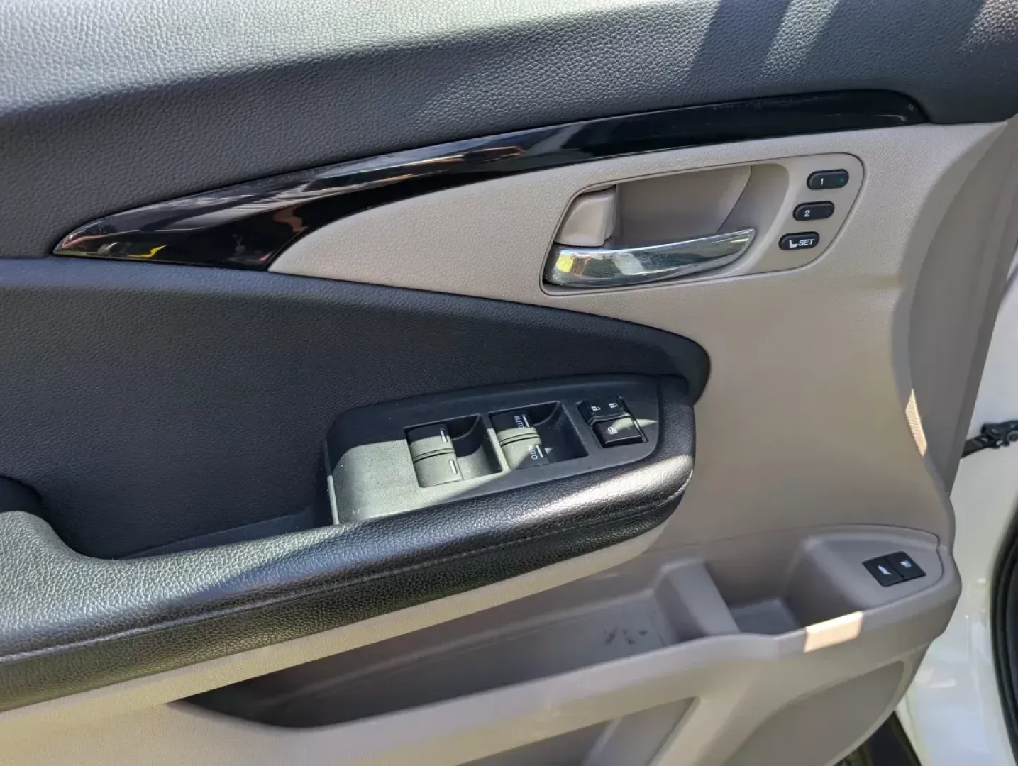 2016 Honda Pilot Elite (5FNYF6H07GB) with an Other engine, located at 3959 U.S. 80 W, Phenix City, AL, 36870, (334) 297-4885, 32.469296, -85.135185 - **Adventure Awaits with the 2016 Honda Pilot Elite - Perfect for Family Road Trips!**<br /> <br /> If you're searching for a reliable vehicle that combines comfort, style, and capability, look no further than the 2016 Honda Pilot Elite. This versatile SUV is designed for growing families and weekend - Photo#8