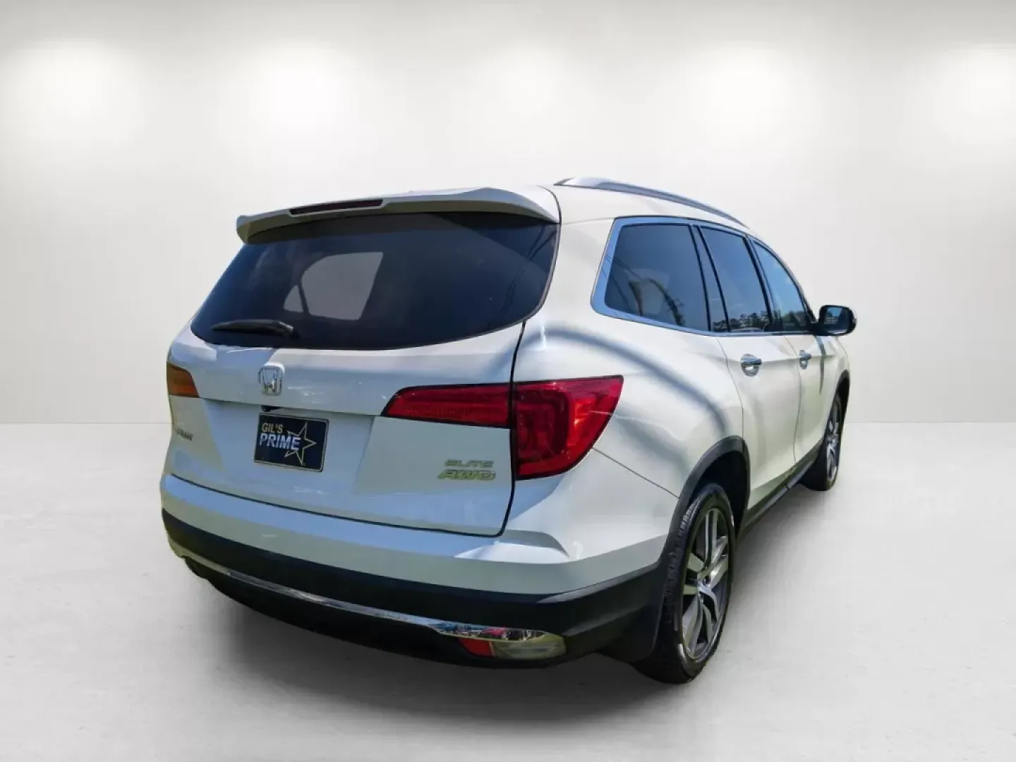 2016 Honda Pilot Elite (5FNYF6H07GB) with an Other engine, located at 7000 Northlake Connector, Columbus, GA, 31904, (706) 987-8085, 32.524975, -84.978134 - **Adventure Awaits with the 2016 Honda Pilot Elite - Perfect for Family Road Trips!**<br /> <br /> If you're searching for a reliable vehicle that combines comfort, style, and capability, look no further than the 2016 Honda Pilot Elite. This versatile SUV is designed for growing families and weekend - Photo#4