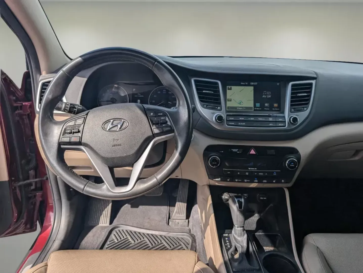 2016 /Beige Hyundai Tucson Limited (KM8J33A20GU) with an Intercooled Turbo Regular Unleaded I-4 1.6 L/97 engine, 7-Speed Auto-Shift Manual w/OD transmission, located at 3959 U.S. 80 W, Phenix City, AL, 36870, (334) 297-4885, 32.469296, -85.135185 - 2016 Hyundai Tucson Limited - Photo#12